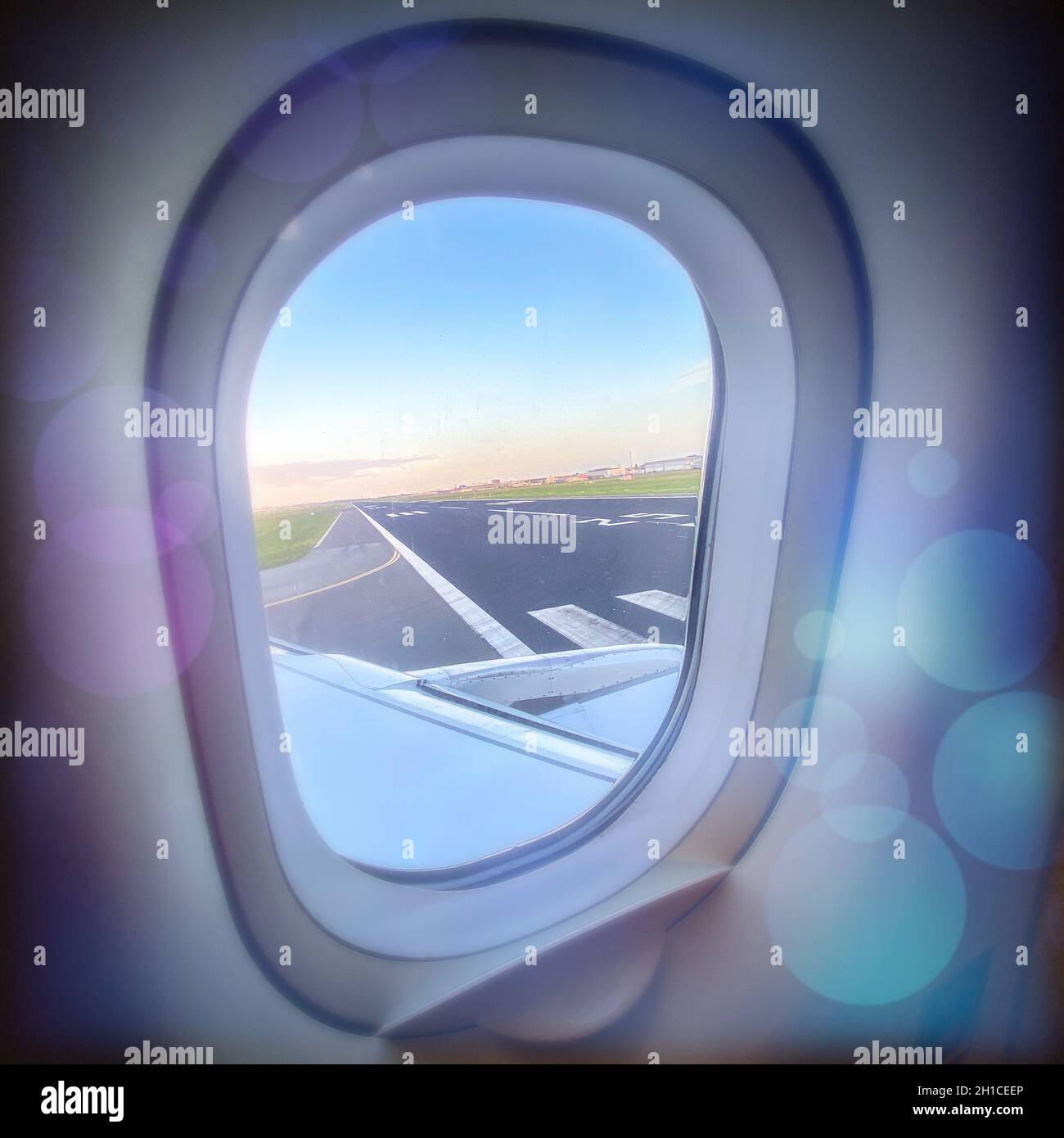 Campo aereo visto attraverso una finestra dell'aeroplano prima del decollo o dopo l'atterraggio Foto Stock