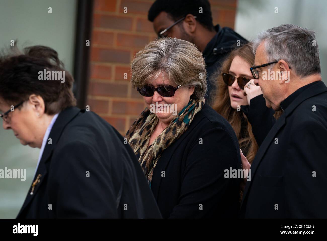 Julia Amess (al centro) la vedova del deputato conservatore Sir David Amess, accompagnato dal Rev.do Clifford Newman (a destra) della Chiesa Metodista di Belfairs, durante una visita per vedere i fiori e gli omaggi lasciati per suo marito alla chiesa in Eastwood Road North, Leigh-on-Sea, Essex, Dove è morto dopo essere stato stabbed parecchie volte durante un ambulatorio del collegio il venerdì. Data foto: Lunedì 18 ottobre 2021. Foto Stock