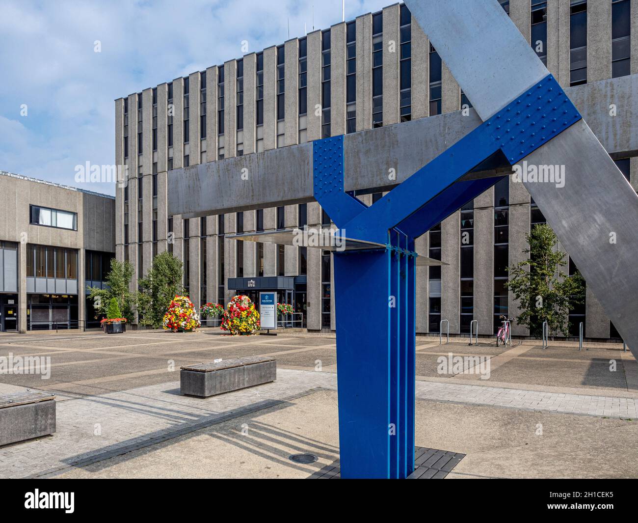 Scultura in acciaio su larga scala chiamata Resurgence (di John Hoskin) situata al di fuori del municipio di Darlington. Foto Stock