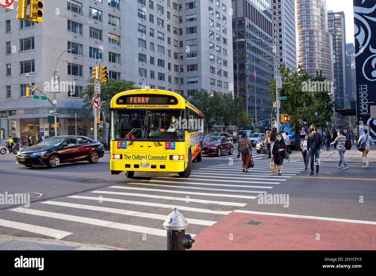 New York, NY, USA - 18 ottobre 2021: Autobus New York Waterway per il traghetto che da Third Ave in 57th Street Foto Stock