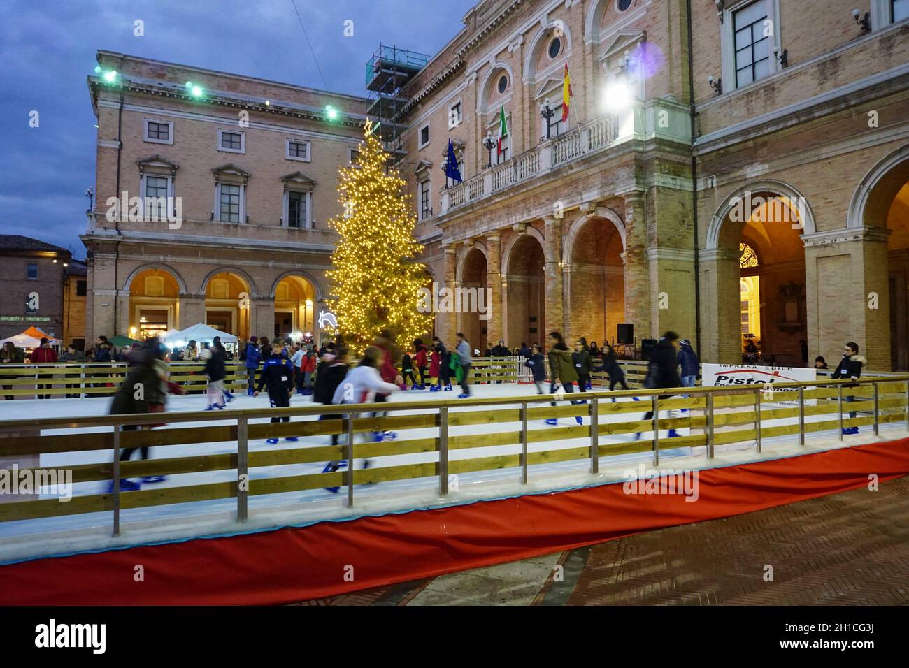Pista di pattinaggio di Natale in Piazza Leopardi, Recanati, Marche,  Italia, Europa Foto stock - Alamy