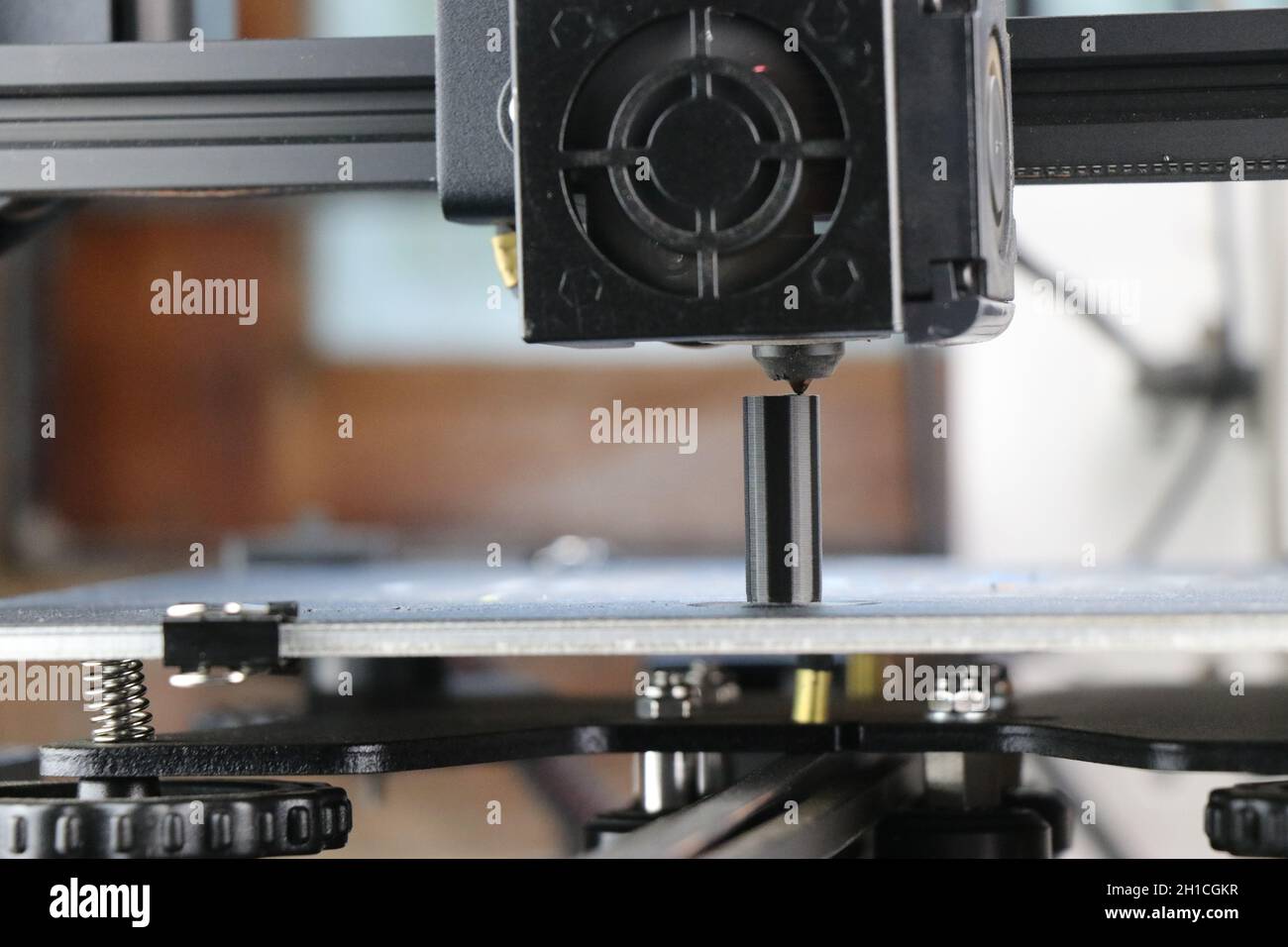Moderna stampante 3D per la creazione di prodotti o la produzione additiva utilizzando la tecnologia di automazione robotica. Testina stampante in azione Foto Stock