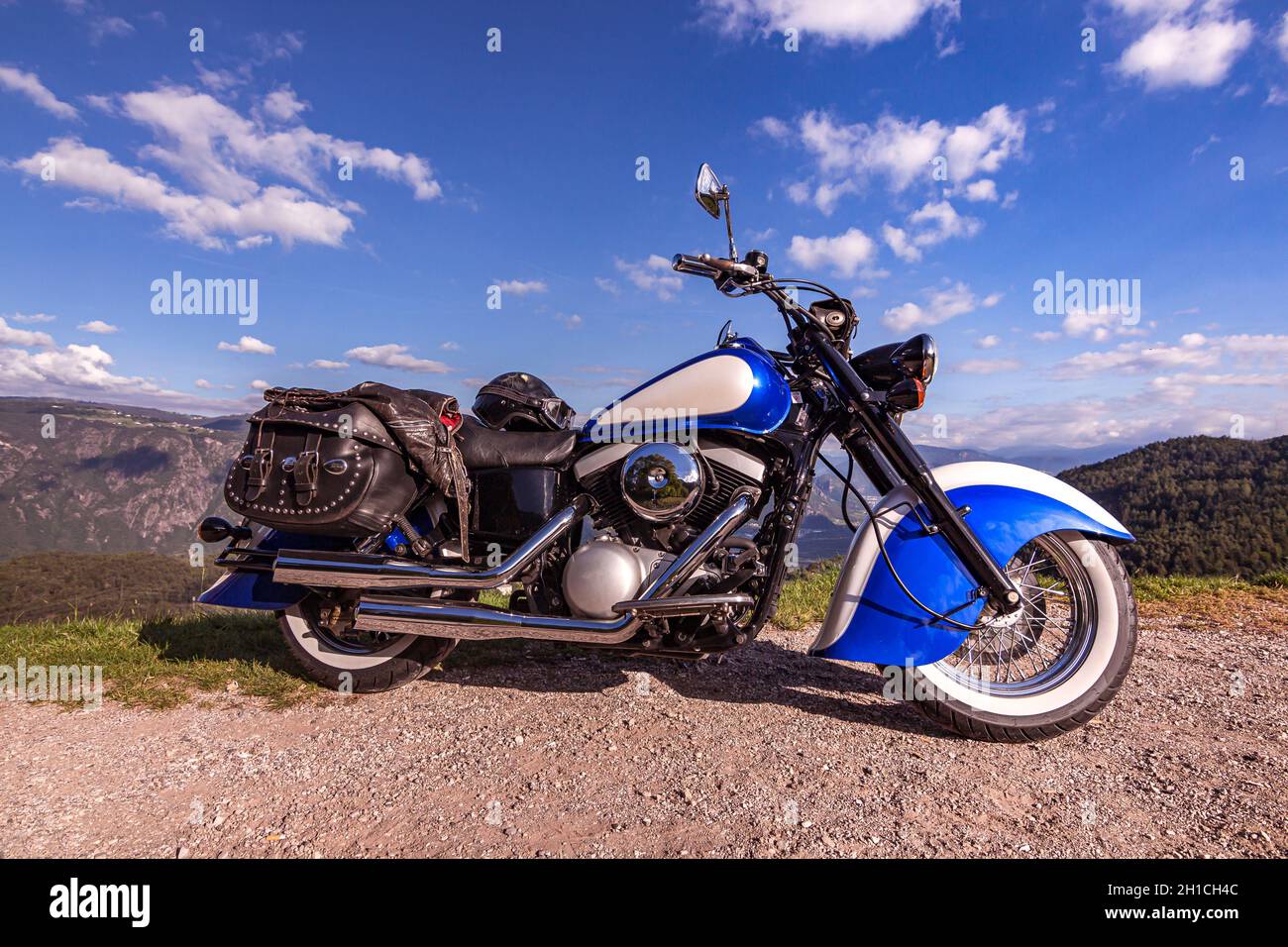 Moto da crociera retrò parcheggiata a lato della strada di montagna in Alto adige; aspetto nostalgico dello stile classico indiano Foto Stock