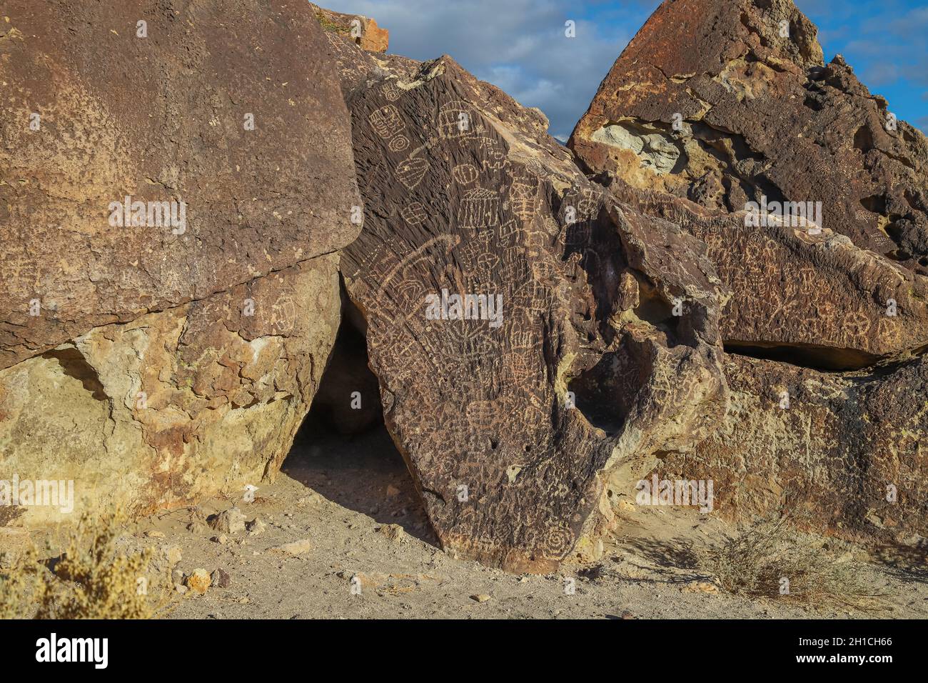 BISHOP, STATI UNITI - 21 dic 2020: I petroglifi del Chidago Canyon sono un esempio di arte rupestre dei nativi americani in mostra vicino alla città di Bishop, CA Foto Stock