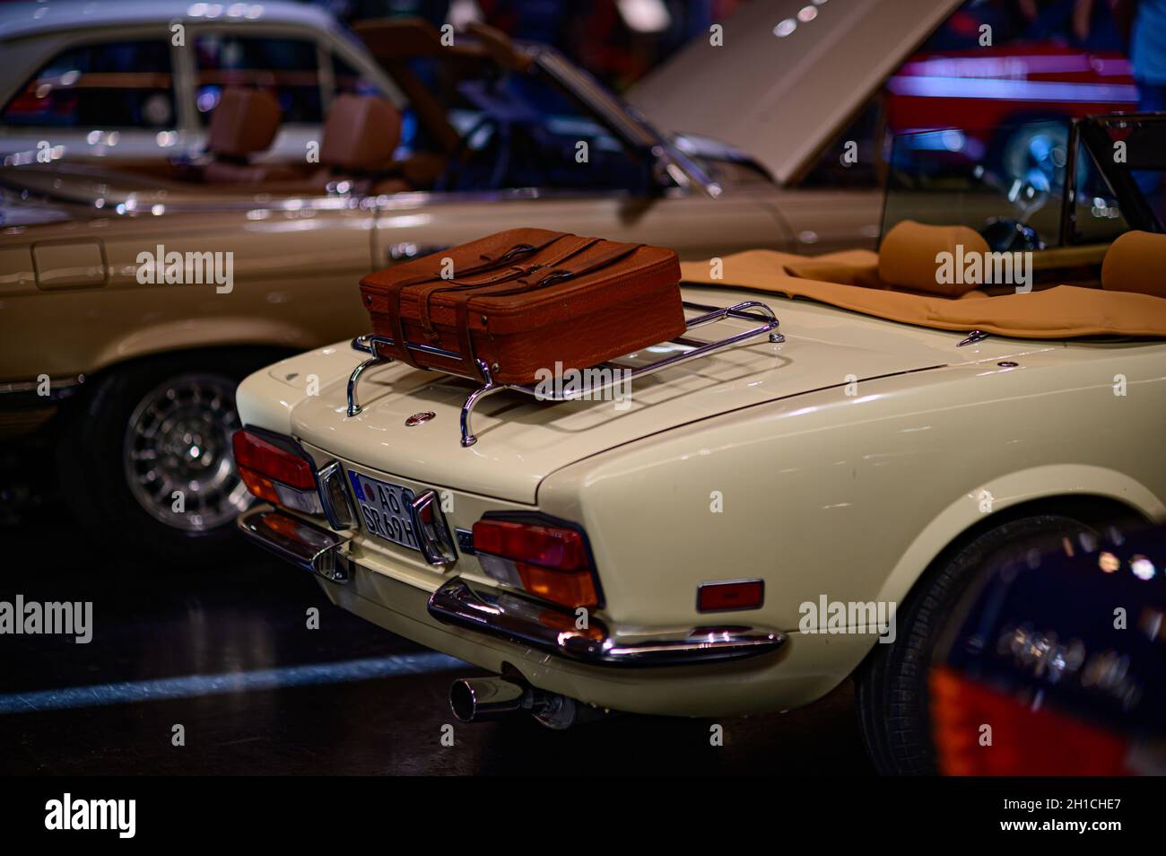 salisburgo, austria, 15 ottobre 2021, esposizione classica, mostra per auto d'epoca, retro di un ragno fiat 124 d'epoca con portabagagli Foto Stock