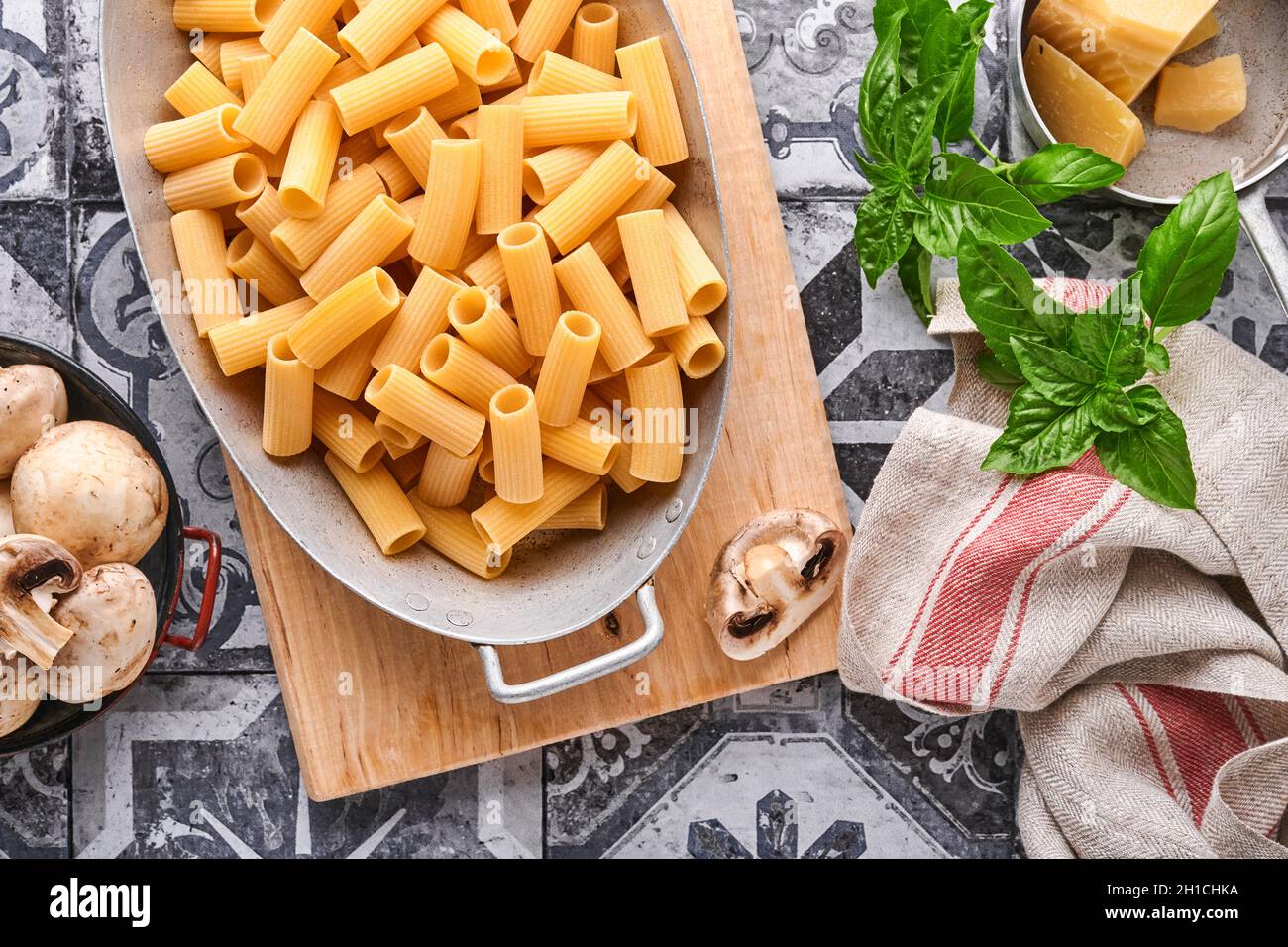 Pasta, pasta italiana. Varietà di pasta tradizionale italiana: Spaghetti colorati, tagliatelle, farfalle, penne, ptititim, noodle, fusilli, cannelloni on Foto Stock
