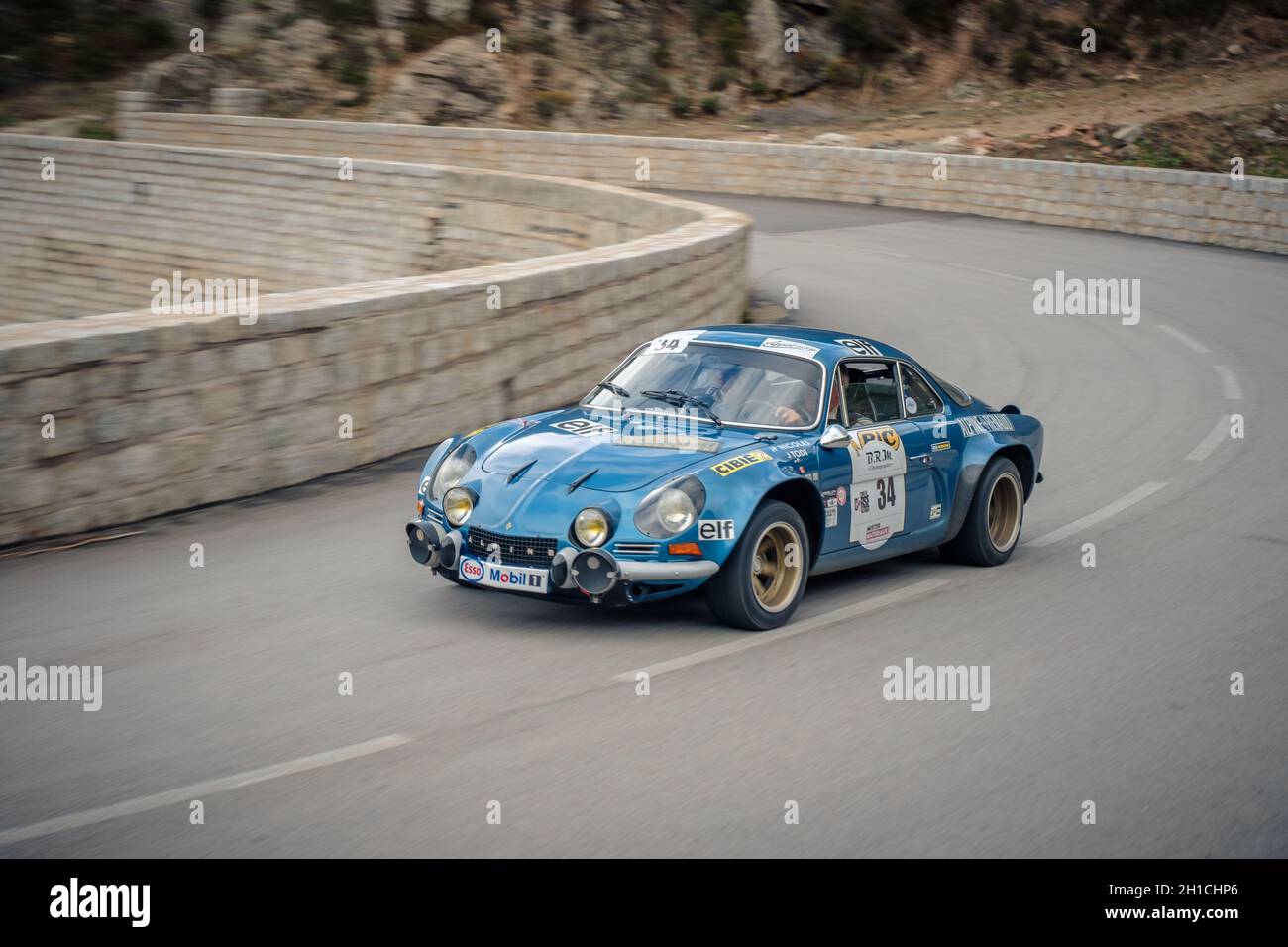 Occhiatana, Corsica, Francia - 7 ottobre 2020: Christian Chambord e Patrick Fourestie gareggiano nella loro Alpine A110 nel Tour de Corse Histor 2021 Foto Stock