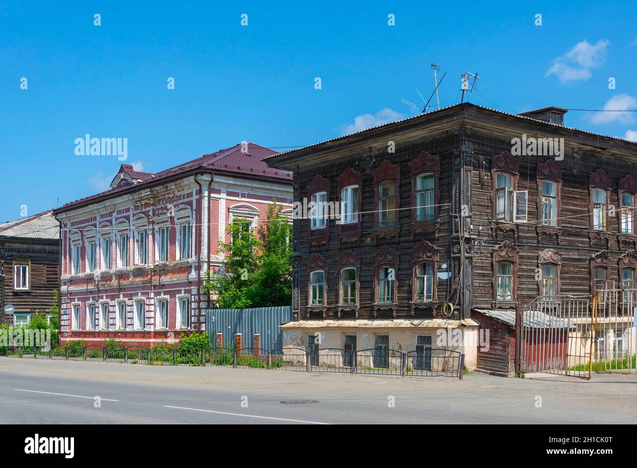 Tomsk, vecchi edifici di appartamenti in via Voykova, regione di Tomsk Foto Stock