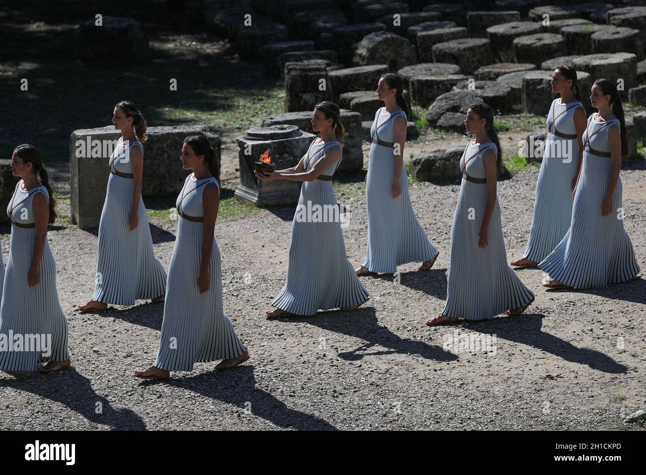 Antica Olimpia, Grecia. 18 Ott 2021. Un'attrice presenta l'urna con la fiamma olimpica durante la cerimonia di illuminazione della fiamma olimpica per i Giochi Olimpici invernali di Pechino 2022, nell'antica Olimpia, Grecia, 18 ottobre 2021. Credit: Zheng Huansong/Xinhua/Alamy Live News Foto Stock