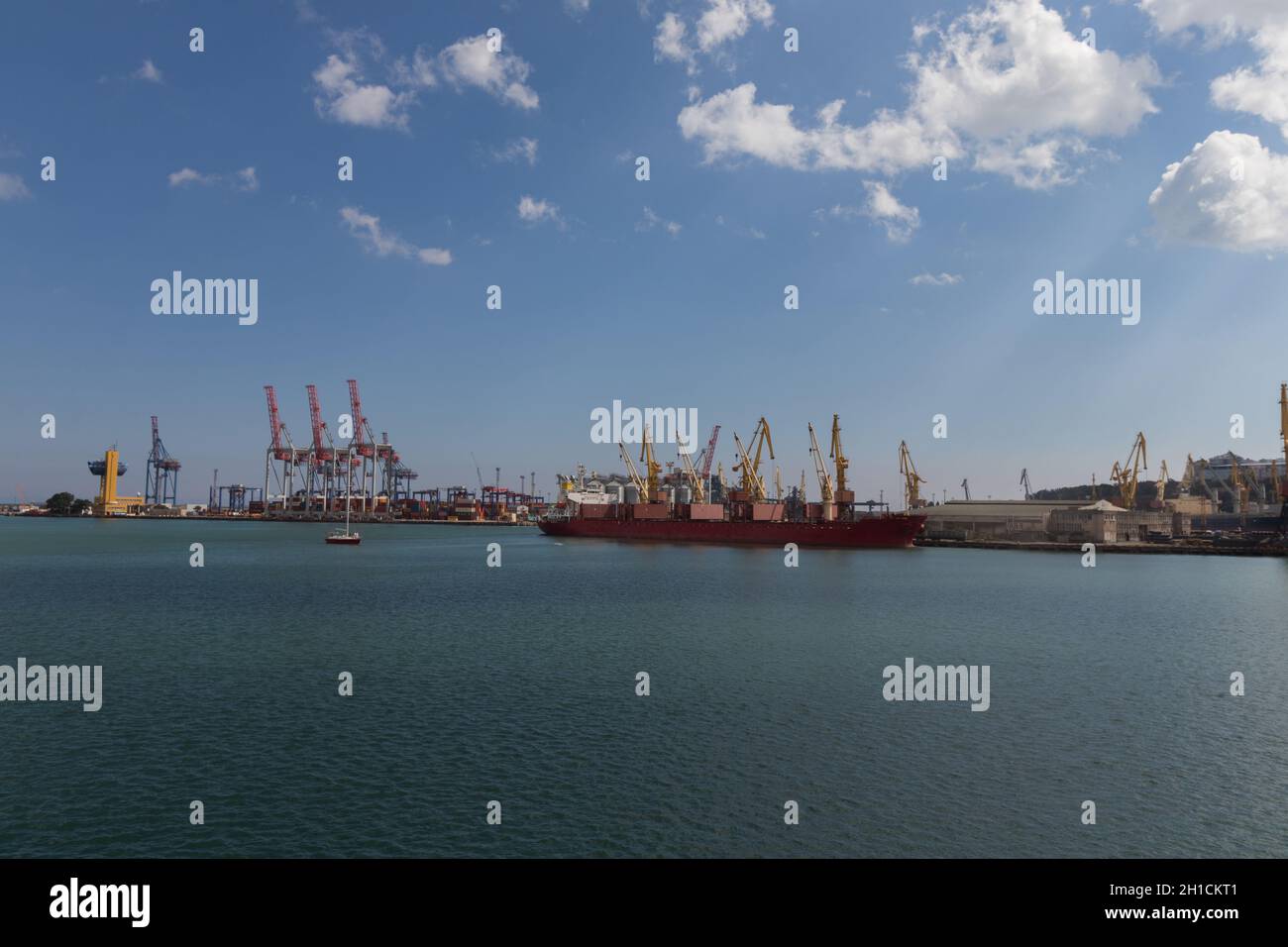 Terminal marino di Odessa in una giornata di sole. Foto Stock
