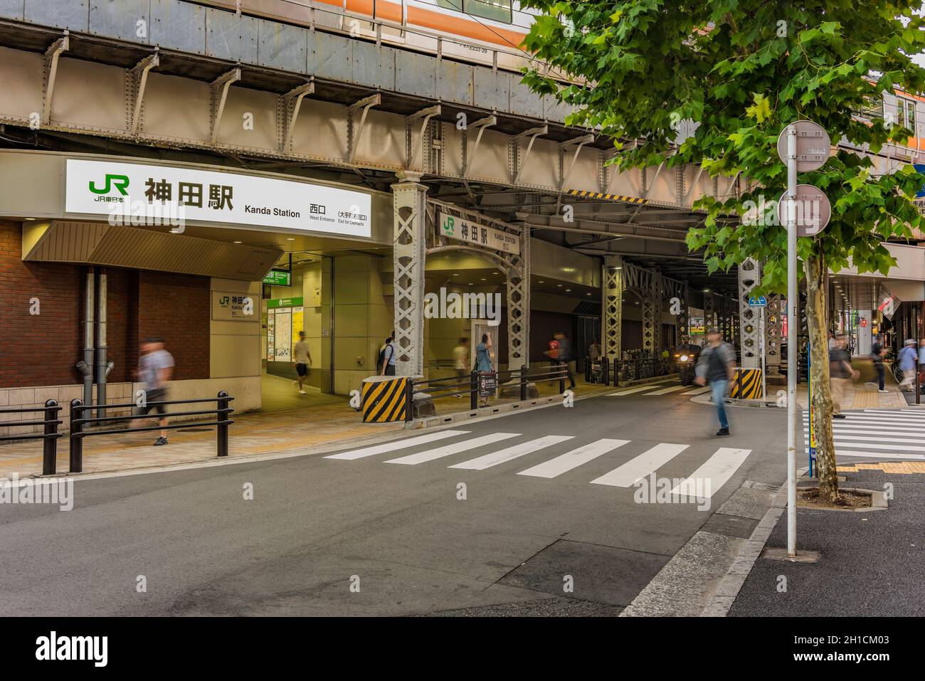 Sottopassaggio con pilastro in metallo dell'entrata ovest della Stazione di Kanda sulla linea Yamanote. La strada si estende per oltre 300 metri e ha non meno di 100 sh Foto Stock