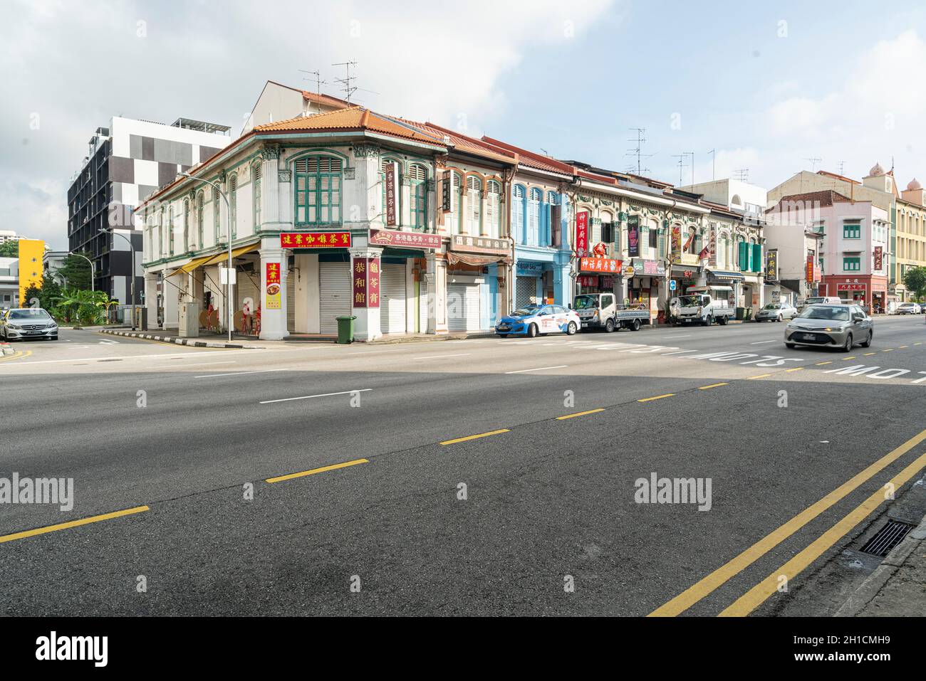 Singapore. Gennaio 2020. Case tipiche in una strada trafficata del quartiere di Kallang Foto Stock