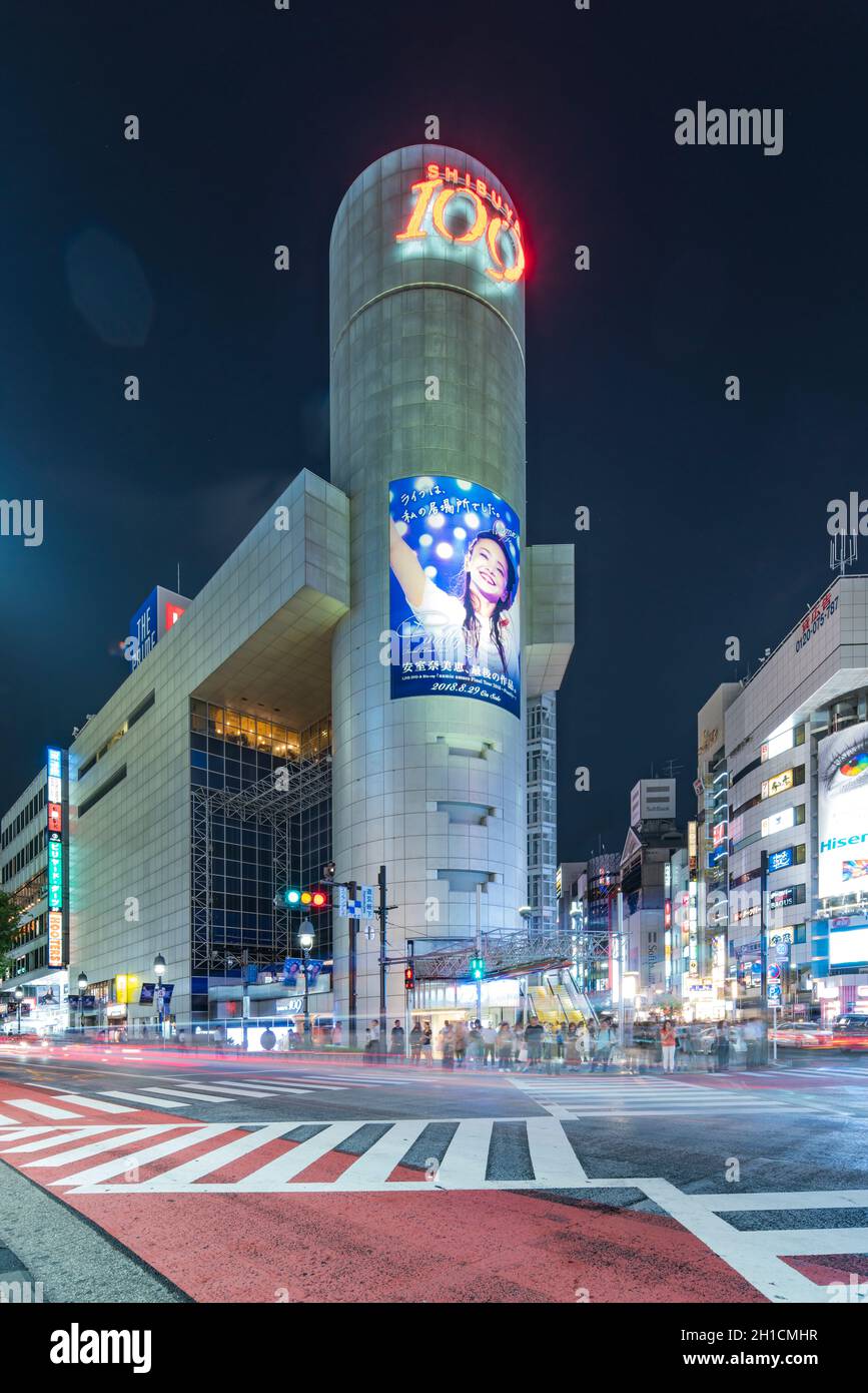 TOKYO, GIAPPONE - Agosto 21 2018: Architettura futuristica con torre centrale sull'incrocio di Shibuya di fronte alla Stazione di Shibuya in un'estate pari Foto Stock