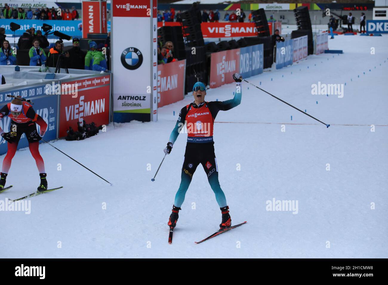 Emilien Jacquelin (Frankreich) bejubelt nach dem Zieleinlauf seine Silbermedaille bei der IBU Biathlon-Weltmeisterschaft Antholz 2020 Foto Stock