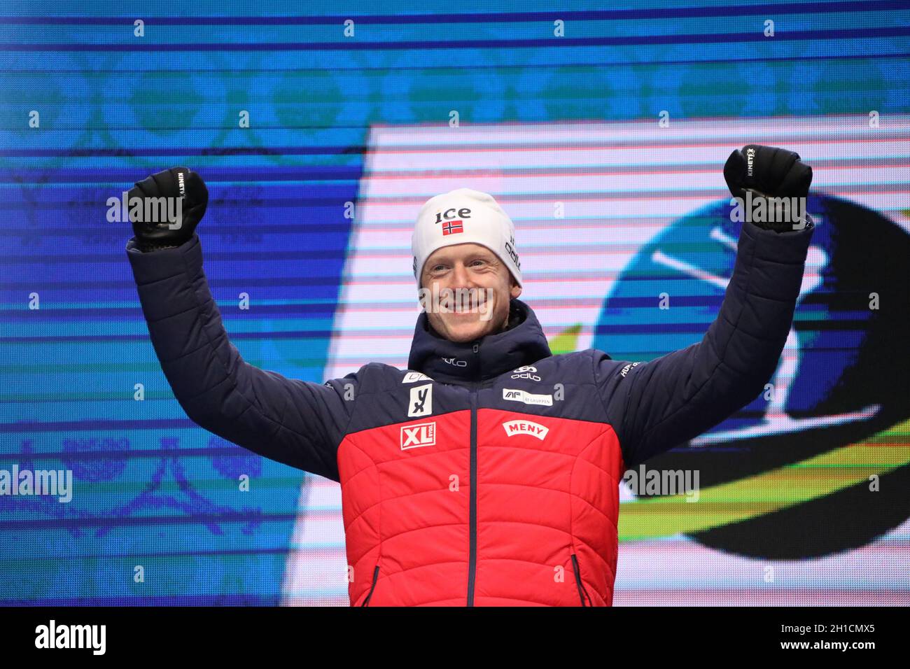 Johannes Thingnes Bö (Norvegia) Bejubelt seine Silbermedaille beim Verfolger bei der IBU Biathlon-Weltmeisterschaft Antholz 2020 Foto Stock