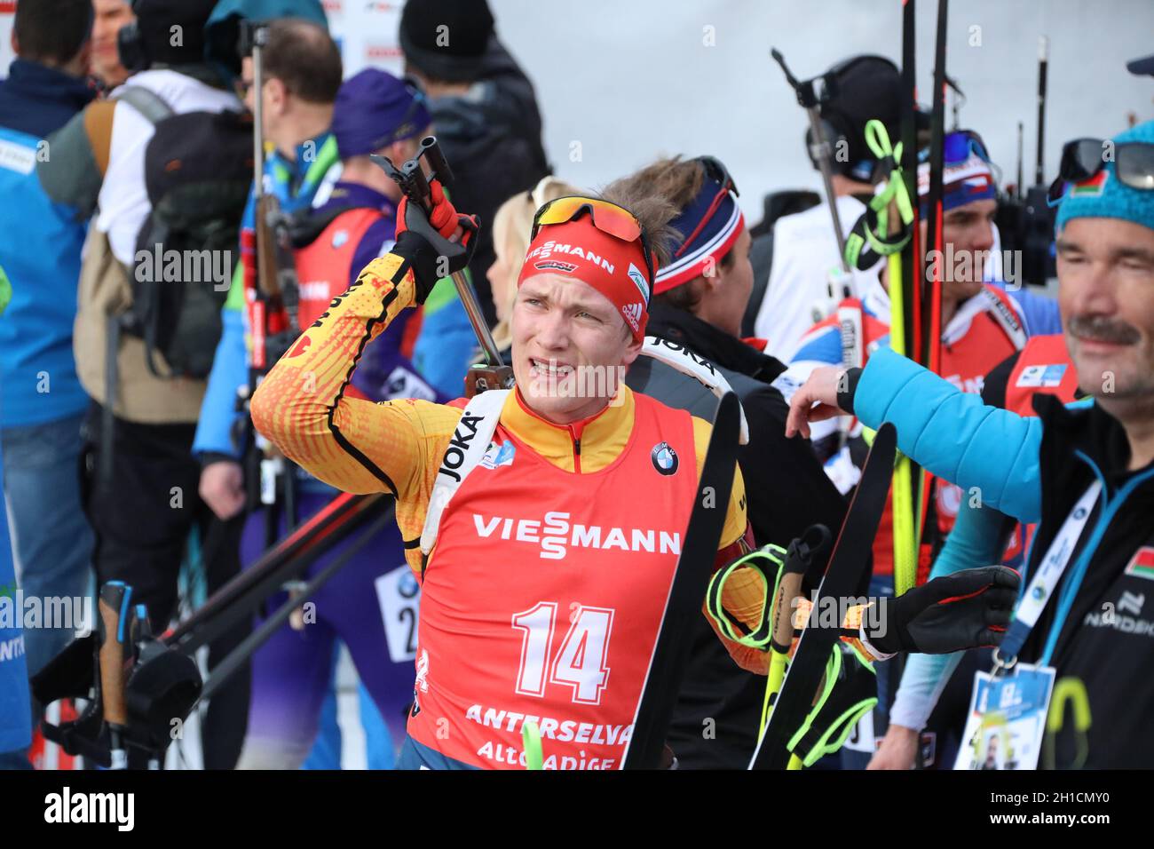 Benedikt Doll (SZ Breitnau) hantiert nach dem Rennen an seinem Gewehr - IBU Biathlon-Weltmeisterschaft Antholz 2020 Foto Stock