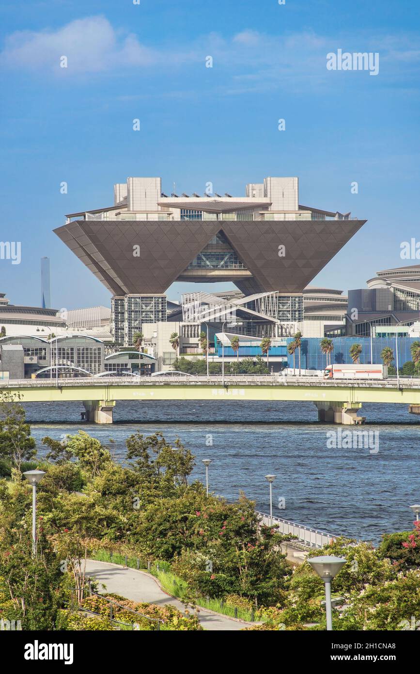 Il Tokyo International Exhibition Centre, più comunemente chiamato Tokyo Big Sight, è un palazzo di congressi situato a Tokyo in Giappone. In estate blu sk Foto Stock