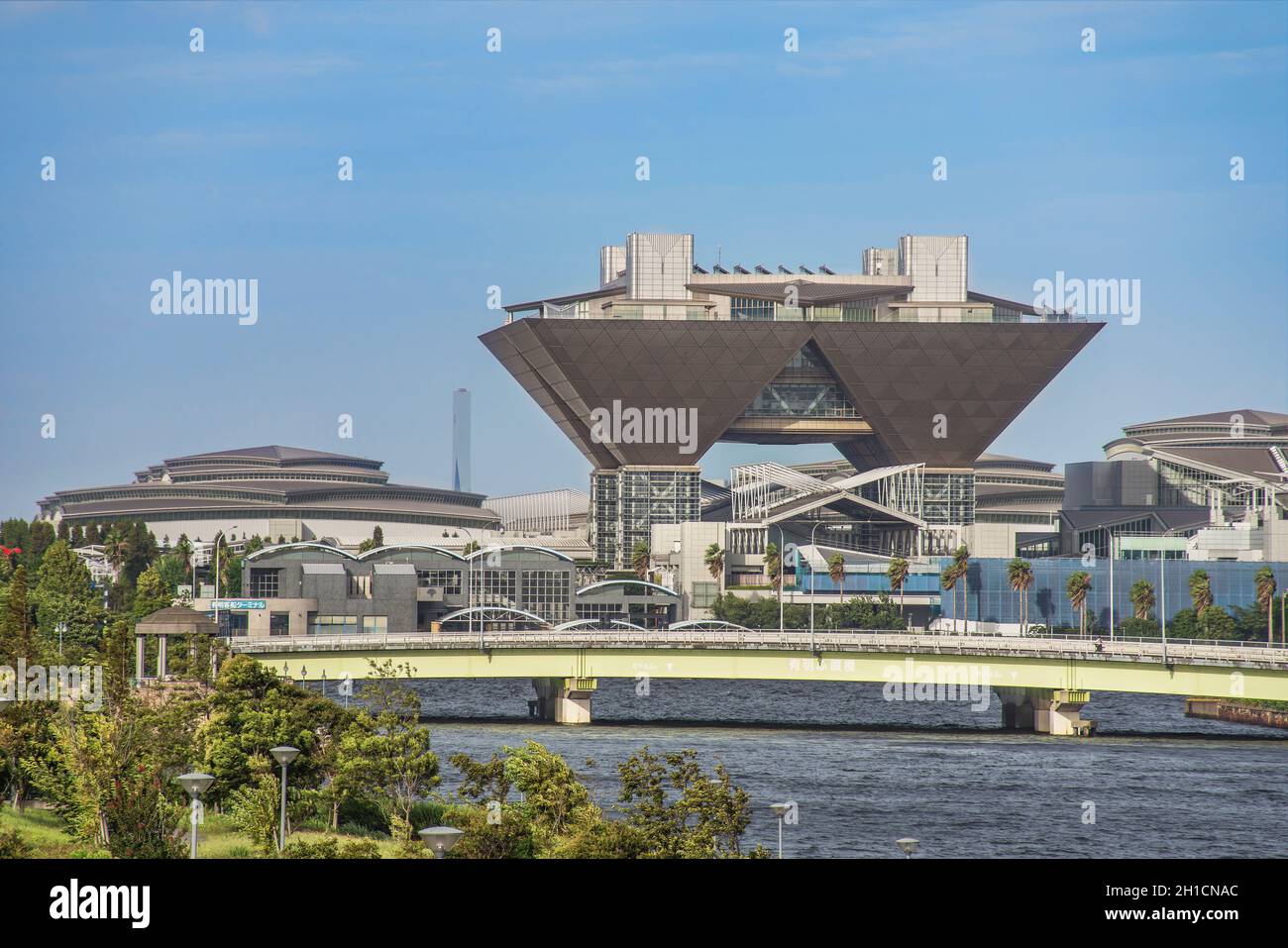 Il Tokyo International Exhibition Centre, più comunemente chiamato Tokyo Big Sight, è un palazzo di congressi situato a Tokyo in Giappone. In estate blu sk Foto Stock