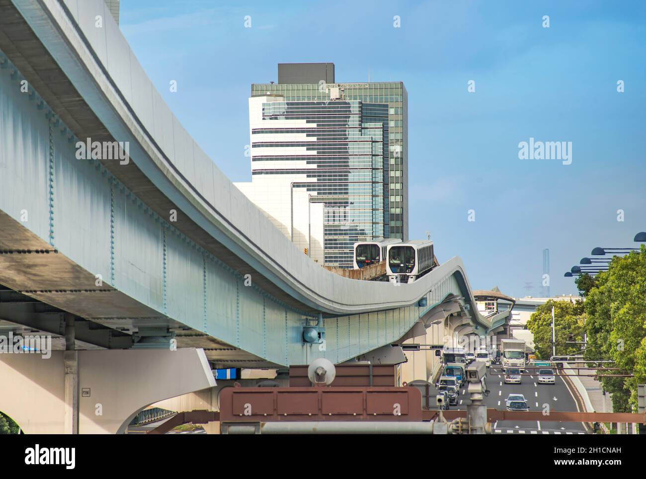 Monorotaia aerea automatizzata del lungomare di Yurikamome Tokyo Nuova linea di transito che corre tra il Kokusai-tenjijō-seimon e la stazione di Aomi nell'artif Foto Stock