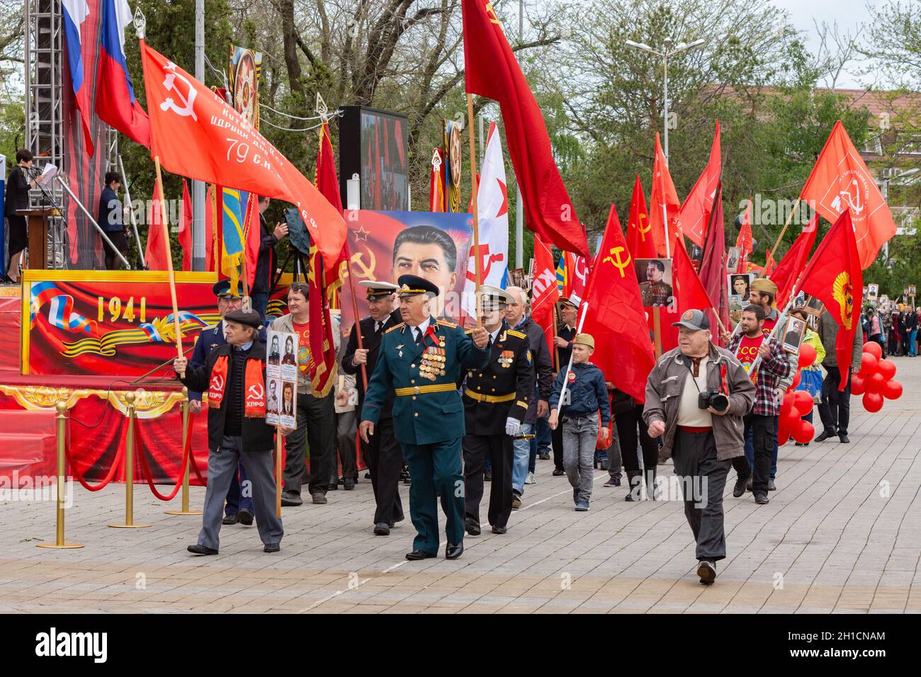 Anapa, Russia - 9 maggio 2019: Alla parata del giorno della vittoria sono rappresentanti del Partito Comunista, Piazza del Teatro, Anapa Foto Stock