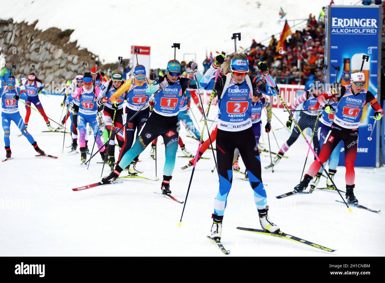 Das Rennen ist eröffnet zur Single Mixed Staffel bei der BU Biathlon-Weltmeisterschaft Antholz 2020 - Foto Stock