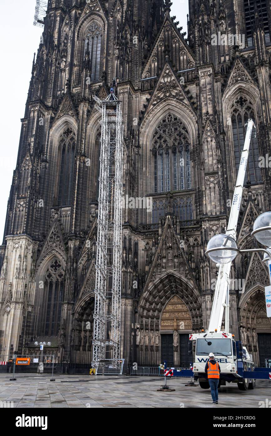 Rimozione di un ponteggio alto 30 metri, che appeso per 10 anni a 105 metri di altezza alla torre nord della cattedrale, Colonia, Germania, 07 ottobre 2021. Foto Stock