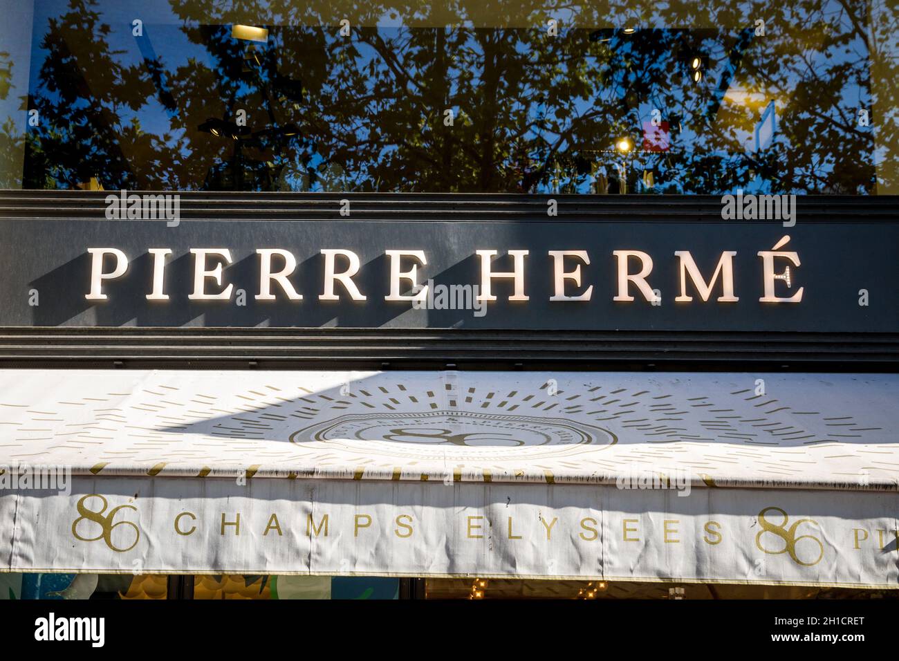 Parigi/Francia - 10 settembre 2019 : il cartello d'ingresso al negozio di pasticceria Pierre Herme sul viale Champs-Elysees Foto Stock