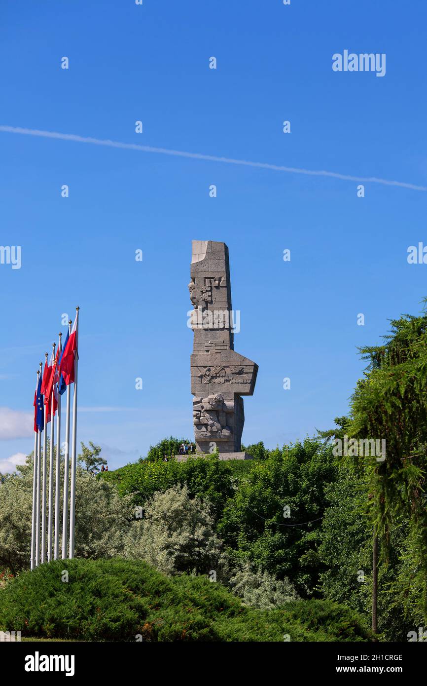 GDANSK - WESTERPLATTE, POLONIA - 5 GIUGNO 2018: Westerplatte Monumento in memoria dei difensori polacchi sullo sfondo del cielo blu Foto Stock