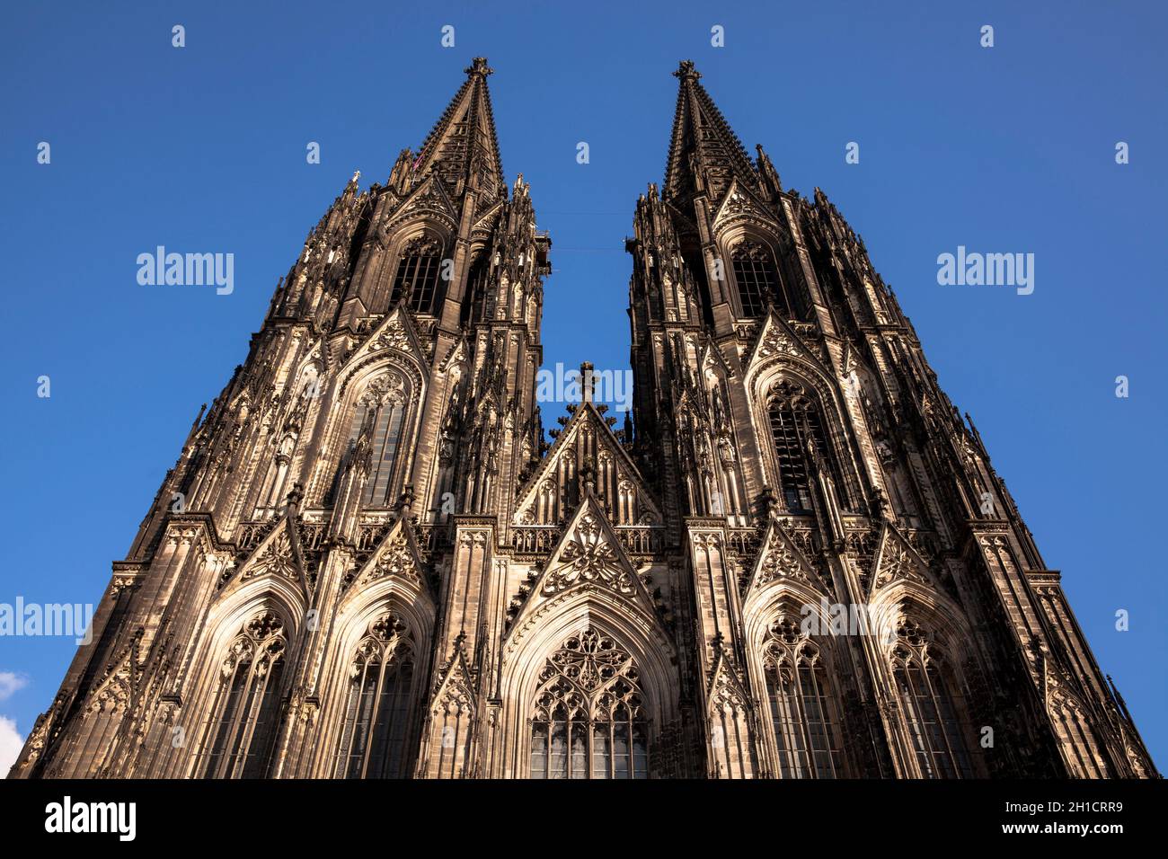 dopo la rimozione di un ponteggio alto 30 metri, che era appeso ad un'altezza di 105 metri sulla torre nord della cattedrale, la facciata ovest è Foto Stock