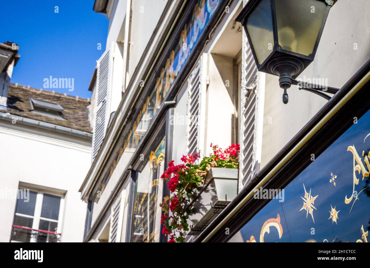 Parigi/Francia - 6 Settembre 2019 : tipica strada Parigina e insegne dei negozi su Butte Montmartre Foto Stock