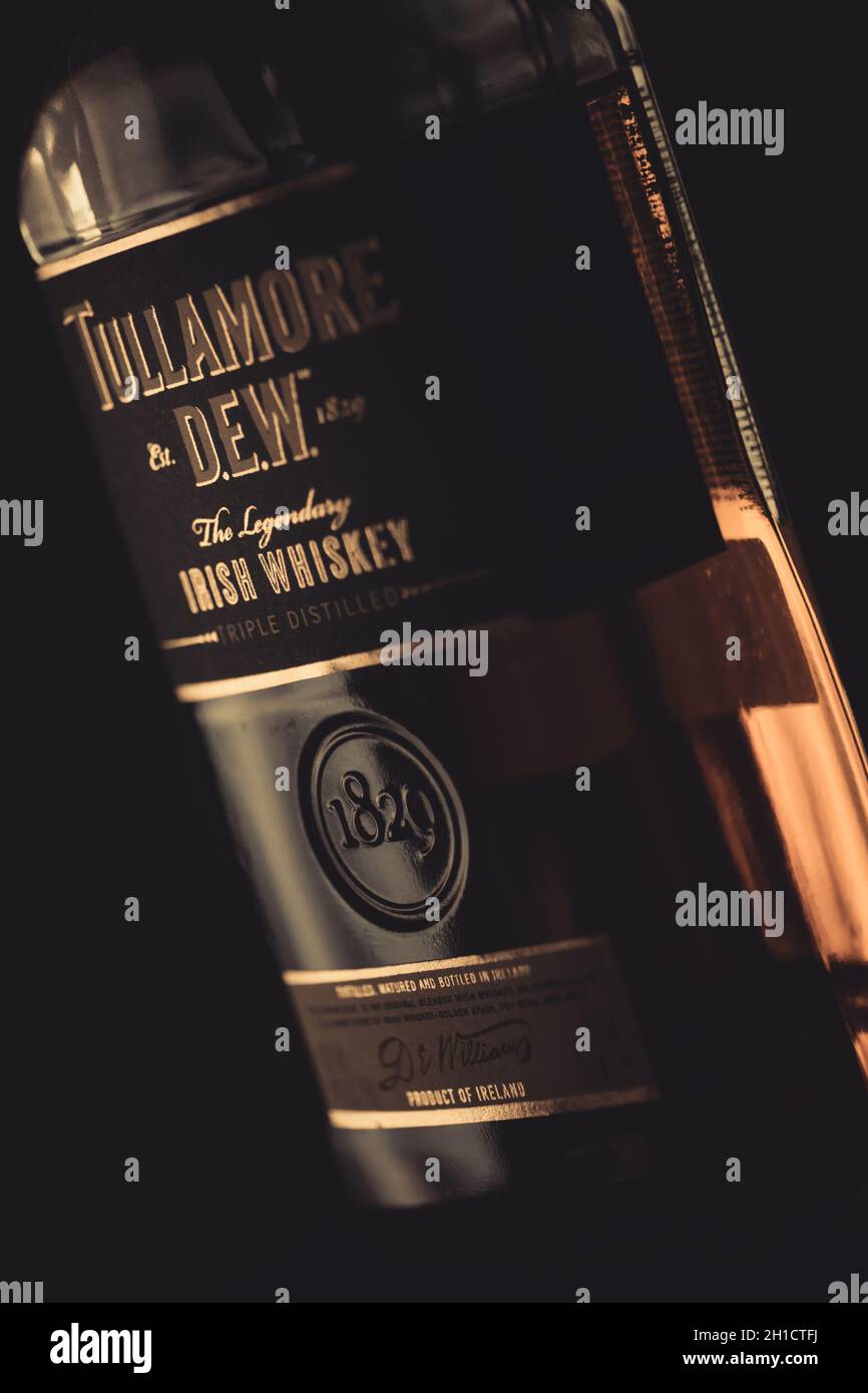 Bucarest Romania - 16 febbraio 2020: Editoriale illustrativo shot una bottiglia di Tullamore DEW Irish whiskey a Bucarest, Romania. Foto Stock