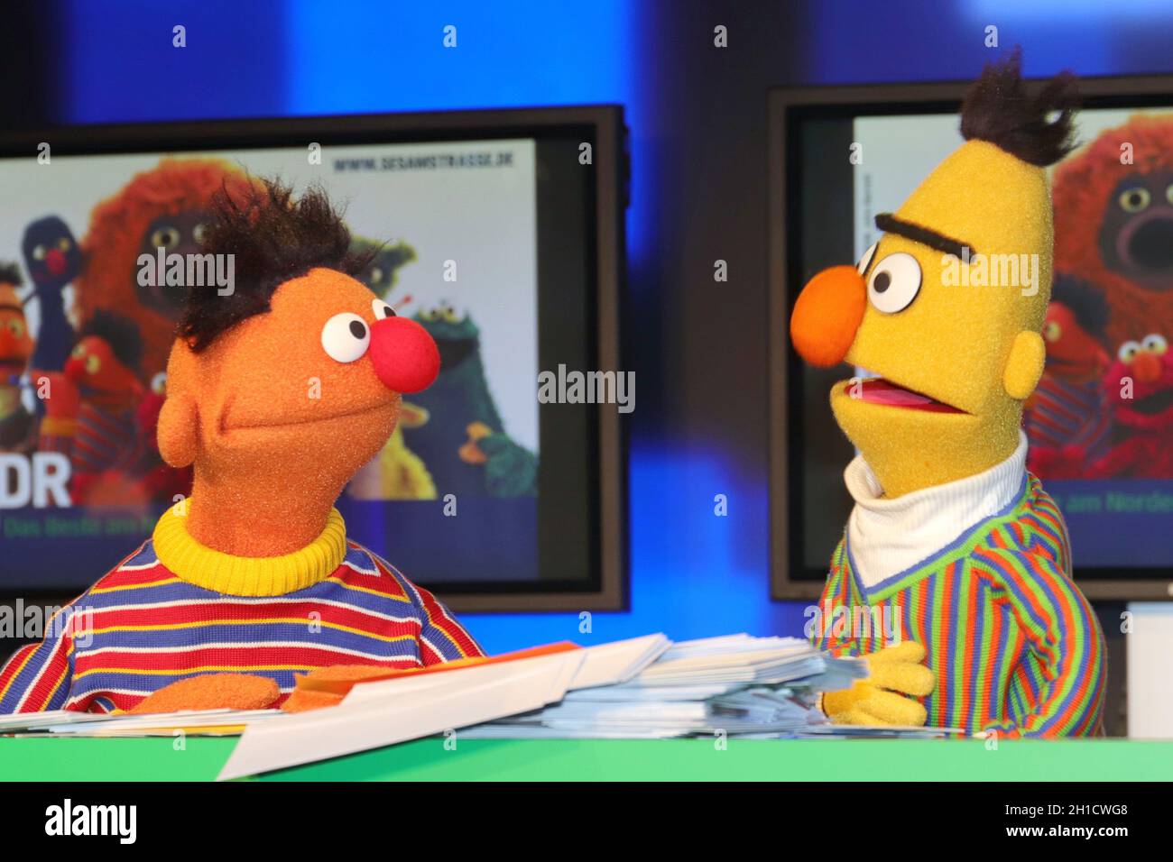 Ernie und Bert, Praesentation der Sesamstrasse Sondermarke (Briefmarke) der Deutschen Post im Sonderpostamt beim NDR Rundfunk, Amburgo, 02.03.2020 Foto Stock