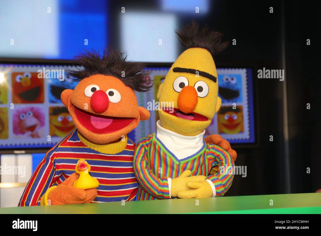 Ernie und Bert, Praesentation der Sesamstrasse Sondermarke (Briefmarke) der Deutschen Post im Sonderpostamt beim NDR Rundfunk, Amburgo, 02.03.2020 Foto Stock