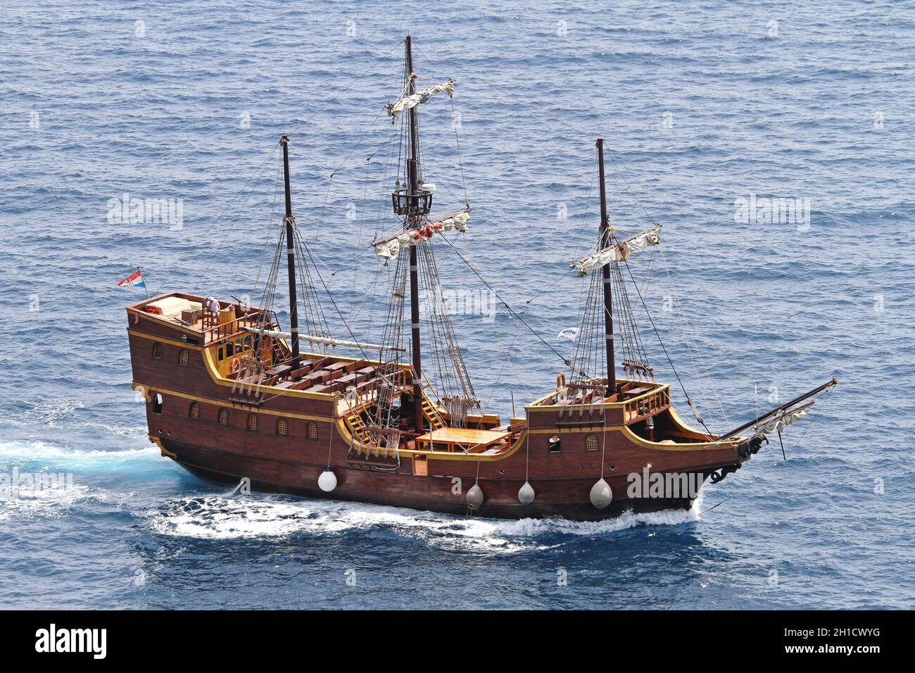 DUBROVNIK, Croazia - 13 giugno: la nave dei pirati Tirena il 13 giugno 2010. Replica del borgo medievale di una nave pirata Tirena Dubrovnik, Croazia. Foto Stock