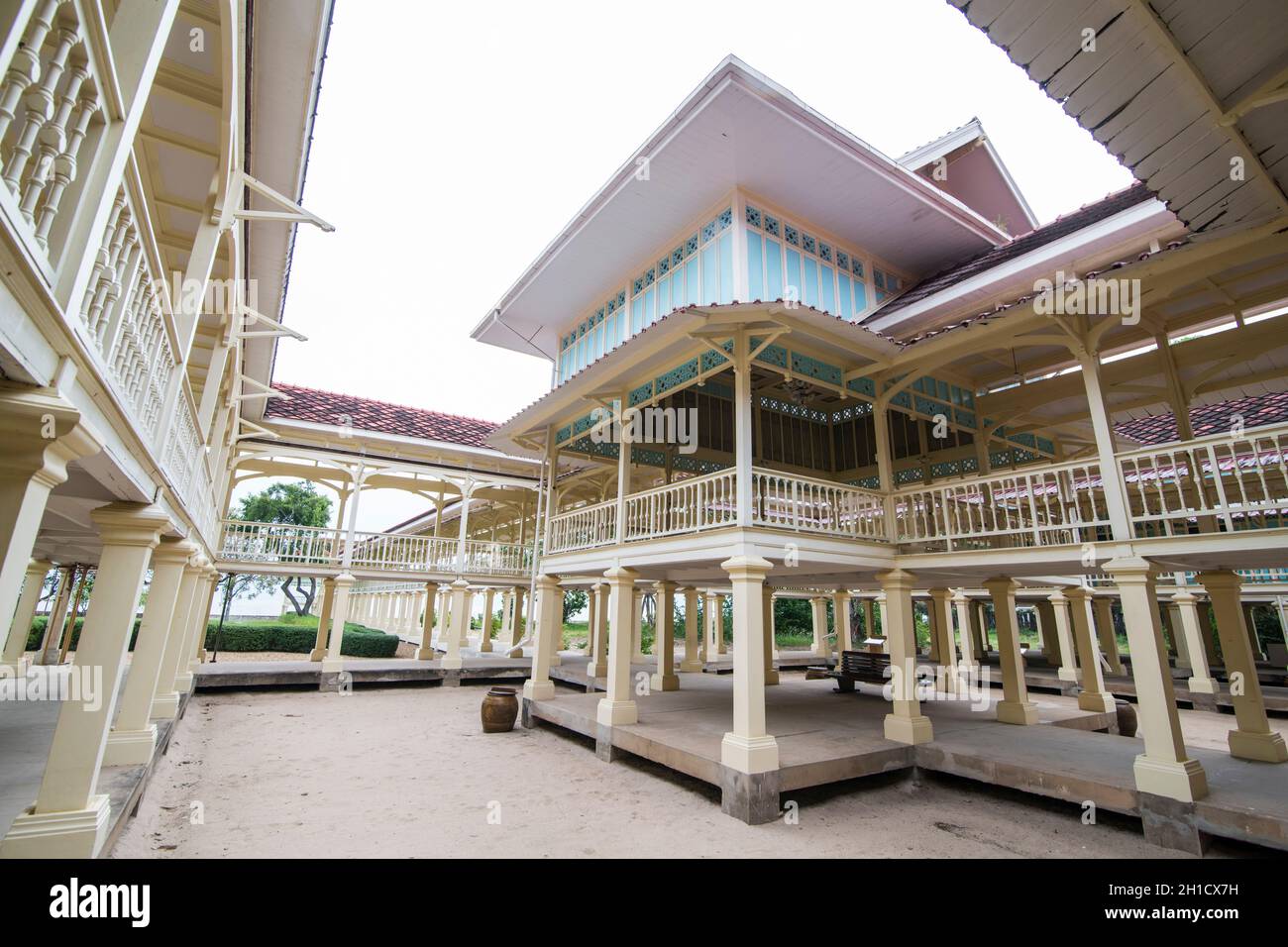 Il Palazzo Estivo reale di Marukhathaiyawan del re Rama 5 a nord della città di Hua Hin in Thailandia. Thailandia, Hua Hin, novembre 2019 Foto Stock