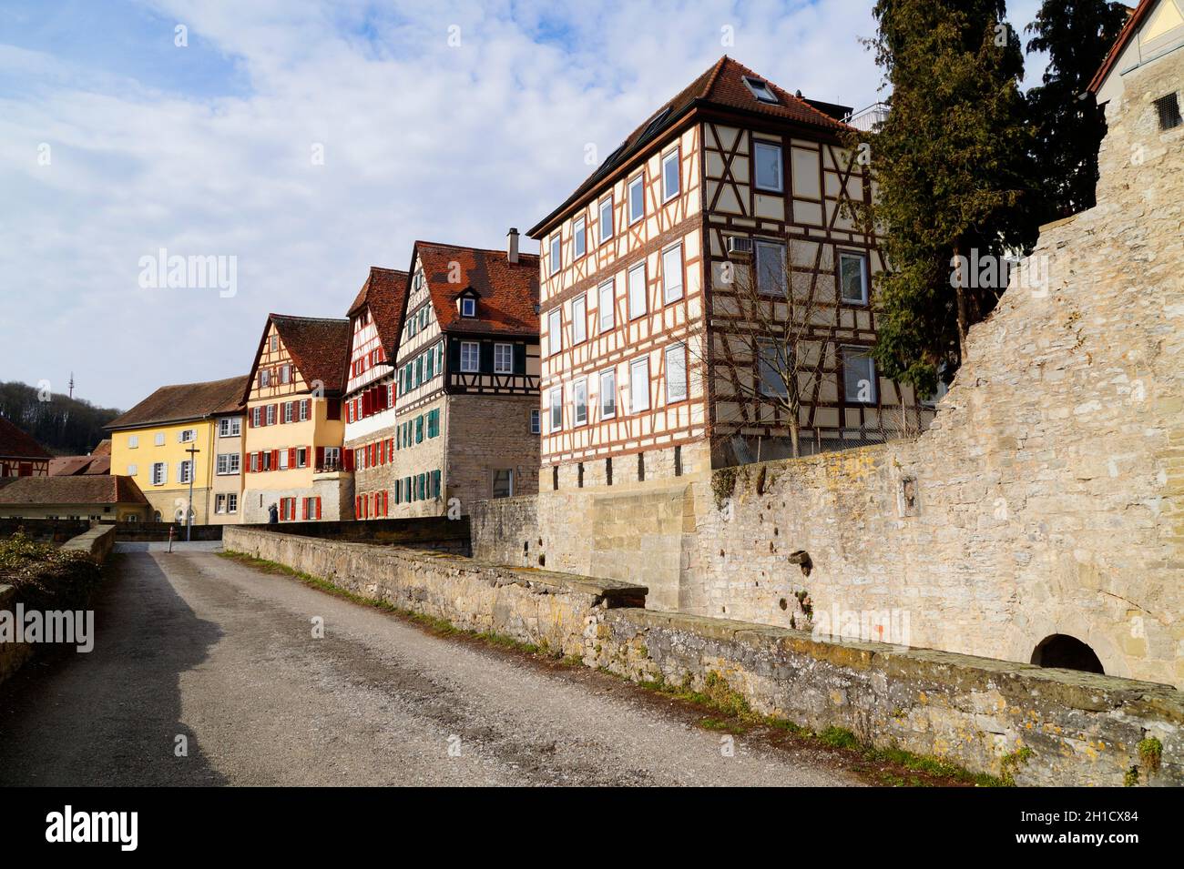 Un ponte in pietra sul fiume Kochre nella splendida città vecchia di Schwaebisch Hall in Germania Foto Stock