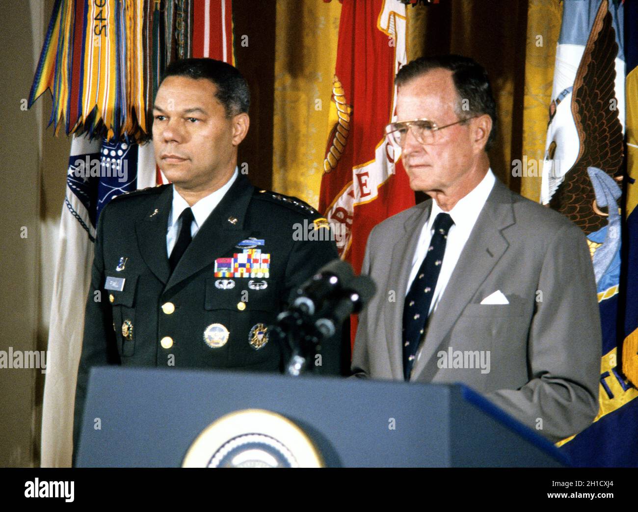 **FILE PHOTO** Colin Powell Dies of Complications di Covid. Il presidente degli Stati Uniti George H.W. Bush e la prima signora Barbara Bush presentano la medaglia presidenziale della libertà al presidente dei capi congiunti del personale l'esercito generale degli Stati Uniti Colin L. Powell durante una cerimonia nella stanza orientale della Casa Bianca a Washington, DC il 3 luglio 1991. Il generale Powell è onorato per i suoi sforzi volti a garantire il successo dell'operazione Desert Shield/operazione Desert Storm e la liberazione del Kuwait. Credit: Ron Sachs/CNP /MediaPunch Foto Stock