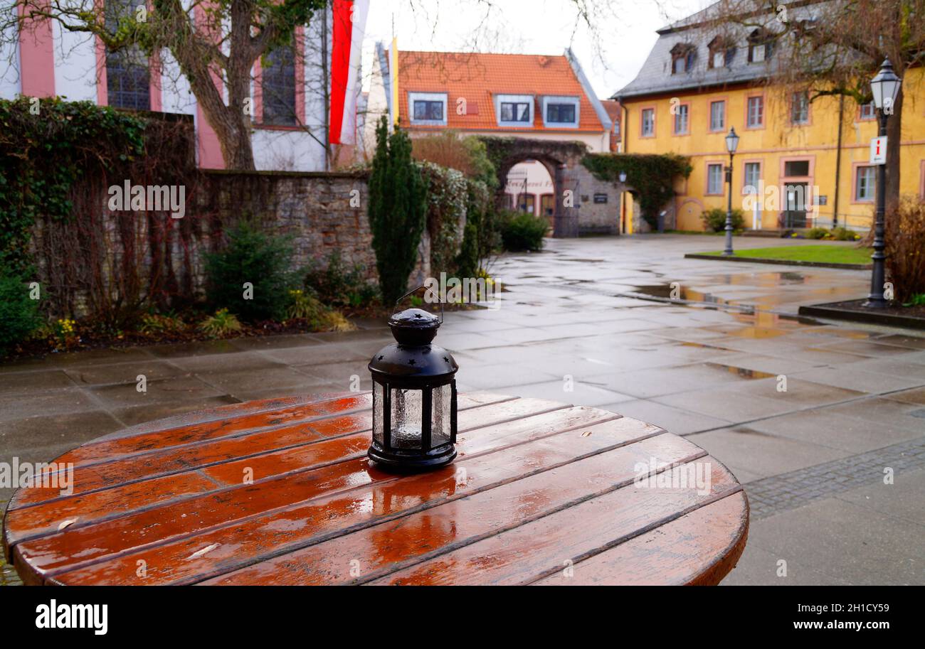 Una strada vuota nella città di Wuerzburg in Germania in un giorno di aprile piovoso Foto Stock