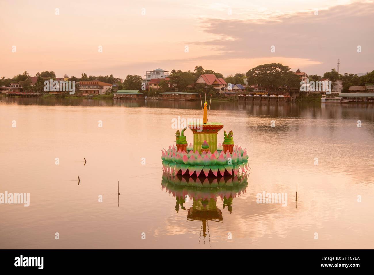 Un tradizionale Kathong al festival di Loy Kathong con il paesaggio al fiume Ping in serata nella città di Kamphaeng Phet nel Kamphaeng Foto Stock