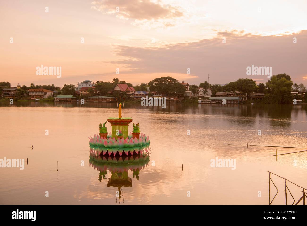 Un tradizionale Kathong al festival di Loy Kathong con il paesaggio al fiume Ping in serata nella città di Kamphaeng Phet nel Kamphaeng Foto Stock