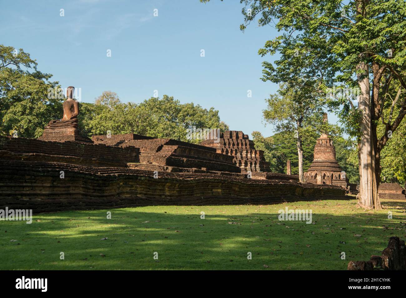 Le rovine del Wat Phra Kaeo nel Parco storico della città di Kamphaeng Phet nella provincia di Kamphaeng Phet nella Thailandia del Nord. Tailandia, K. Foto Stock