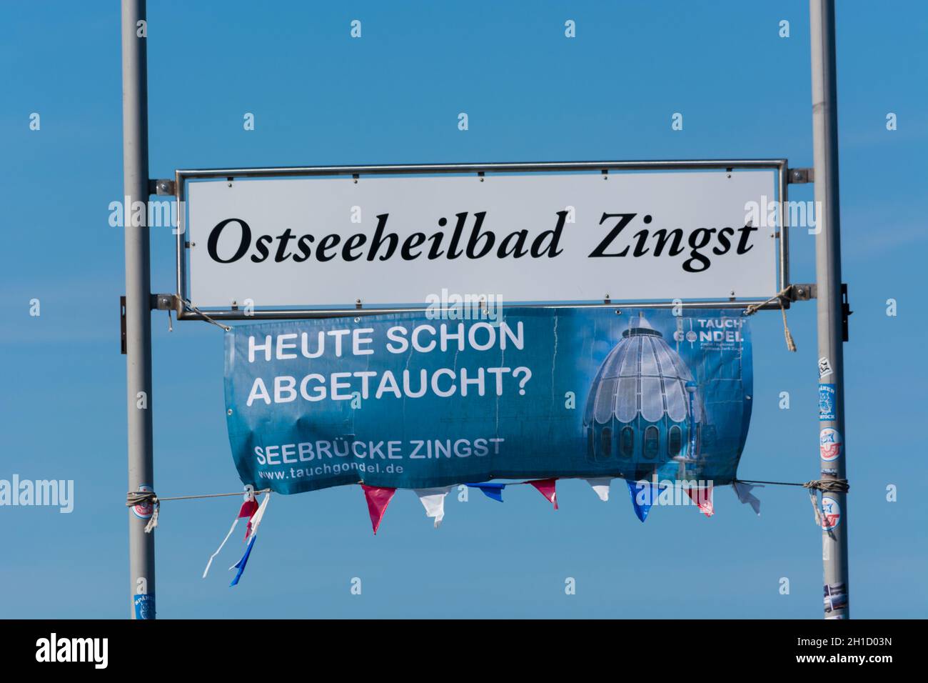 ZINGT GERMANIA - LUGLIO 29 2018: Poster e cartello con scritta Zingst sul molo di legno nel Mar Baltico. Darss Peninsula Fischland-Darss-Zingst Ger Foto Stock