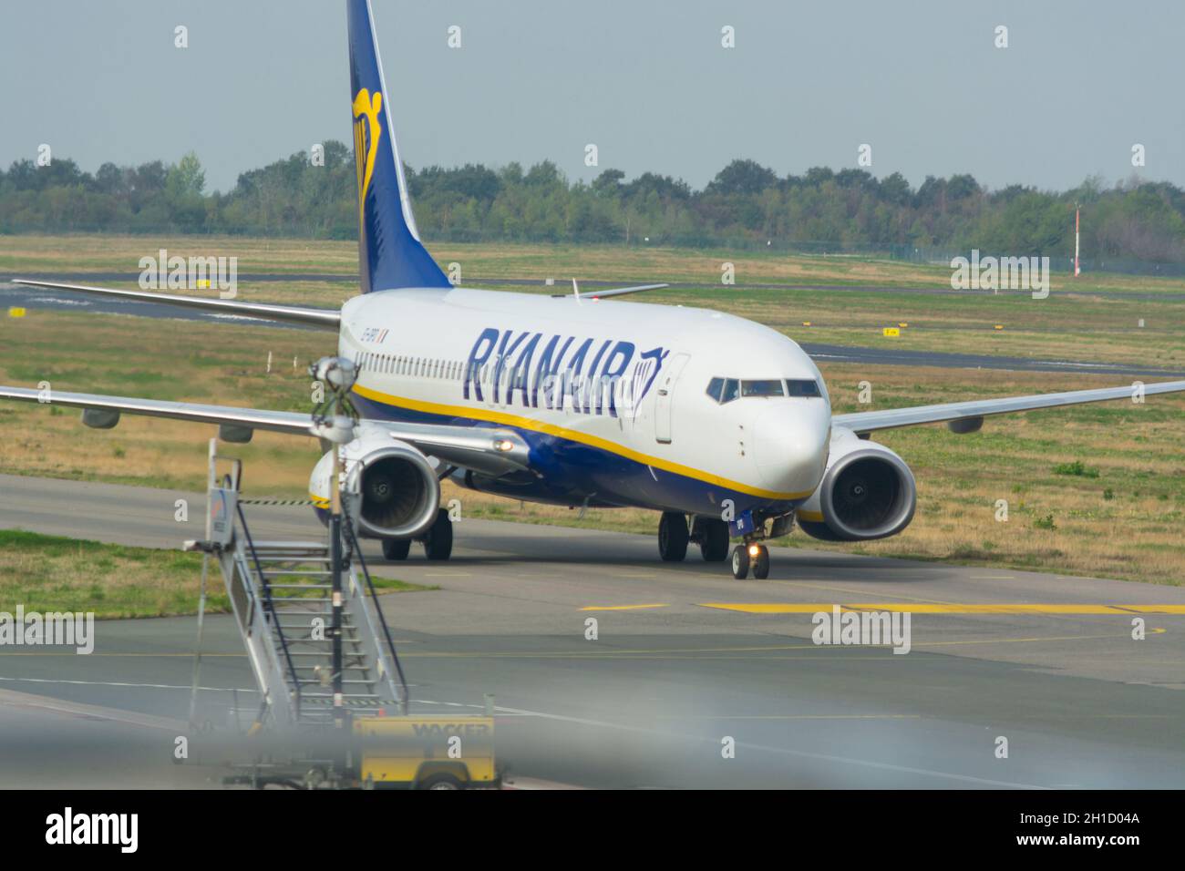 WEEZE, NRW, GERMANIA - 11 SETTEMBRE 2018: Aereo della compagnia aerea Ryanair sulla pista di Weeze aeroporto. Foto Stock
