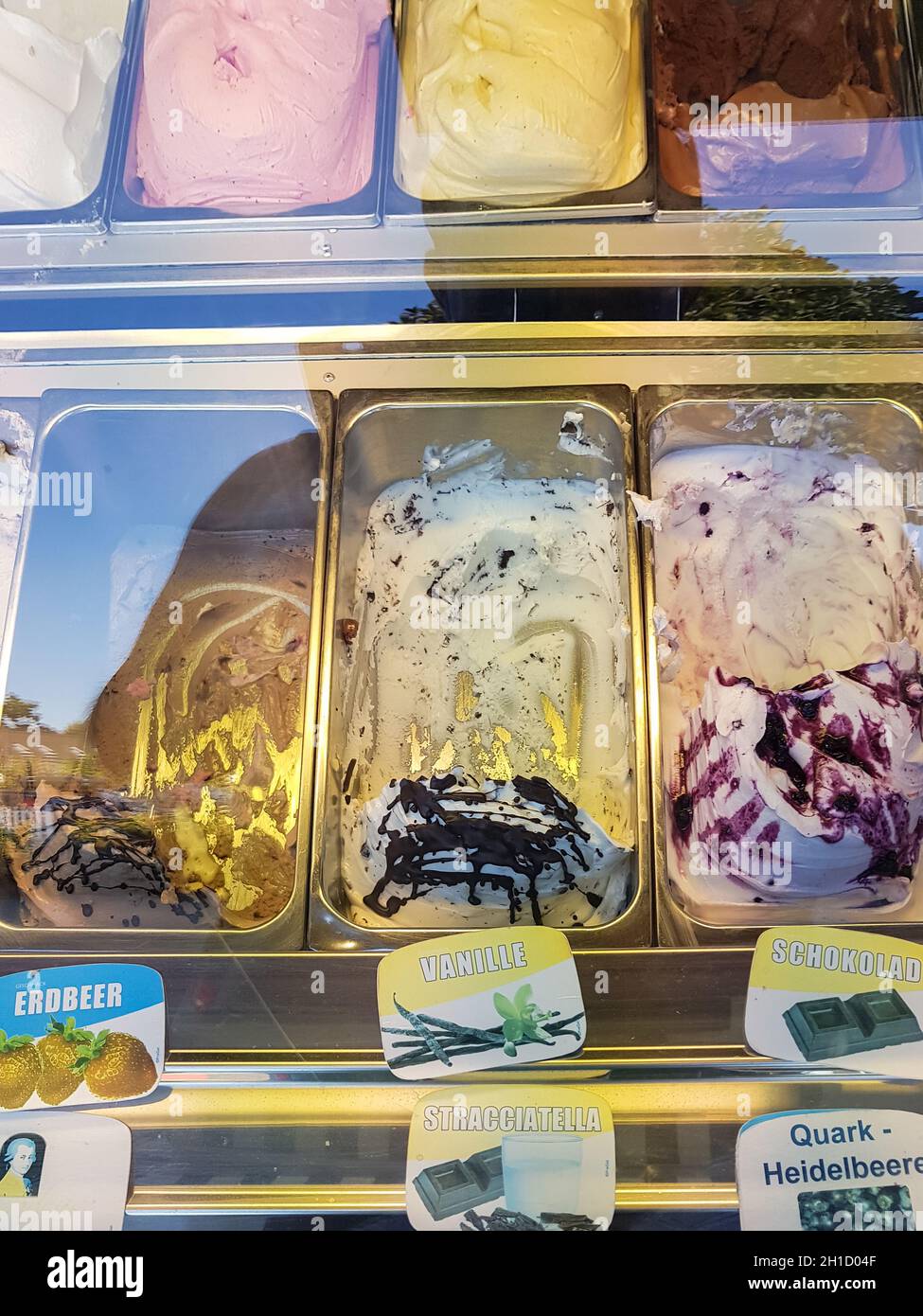PREROW SUL DARS - 03 AGOSTO 2018: Vista dall'alto nella mostra di una gelateria con diversi tipi di gelato. Foto Stock