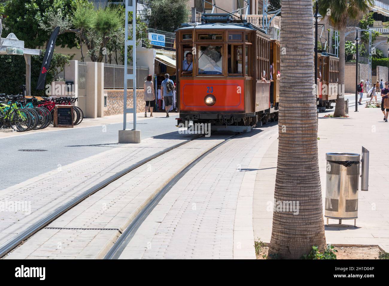 PORT DE SOLLER, SPAGNA - 02 GIUGNO, 2016:treno d'epoca, tram sul lungomare della città di Soller in Spagna. Aperto nel 1913, la distanza di guida Foto Stock