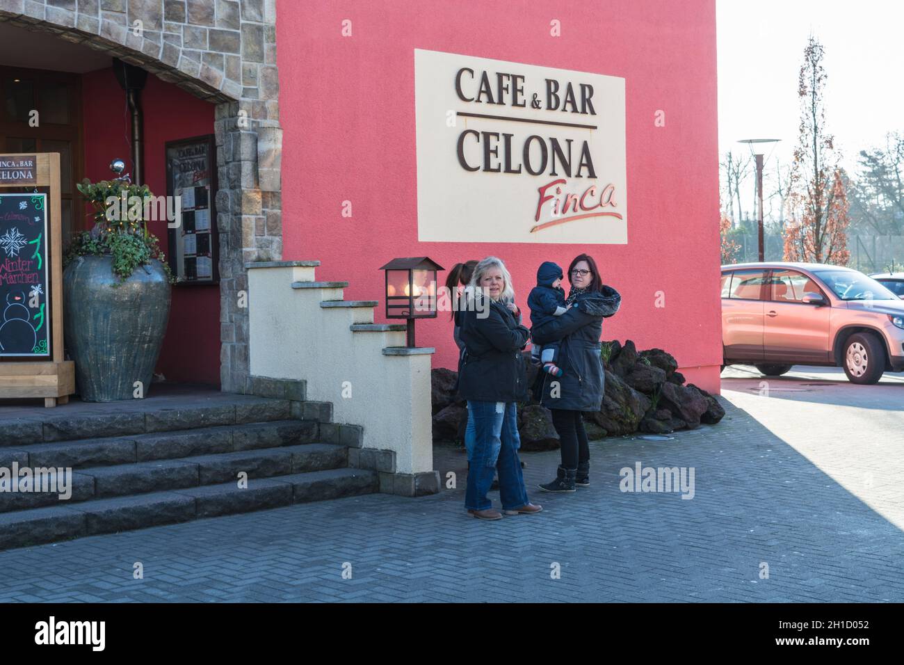 ESSEN STEELE, NRW, GERMANIA - 27 NOVEMBRE 2015: Un gruppo di donne di fronte all'ingresso di Finca & Bar Celona a Essen Steele, Germania. Foto Stock
