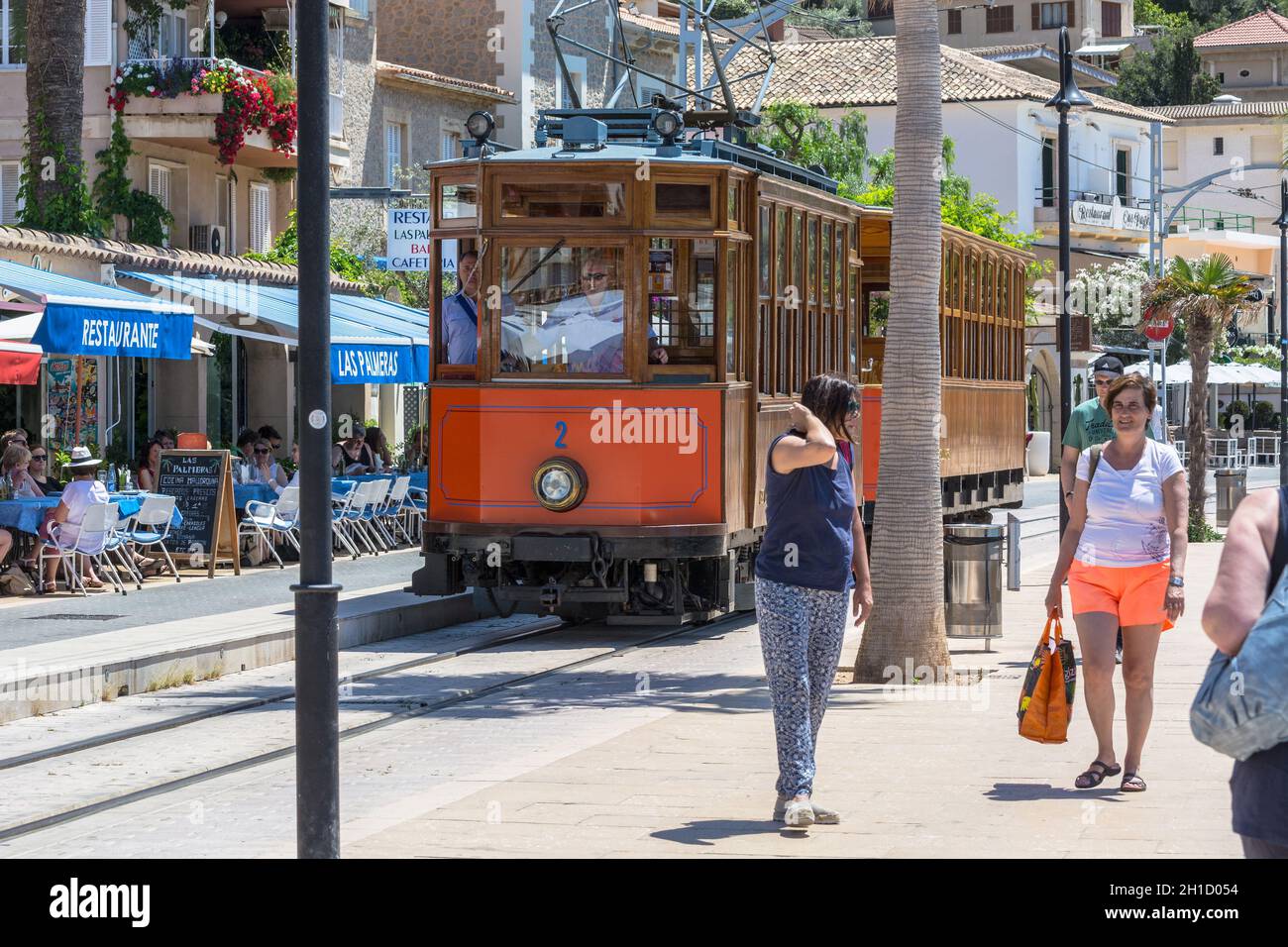 PORT DE SOLLER, SPAGNA - 02 GIUGNO, 2016:treno d'epoca, tram sul lungomare della città di Soller in Spagna. Aperto nel 1913, la distanza di guida Foto Stock