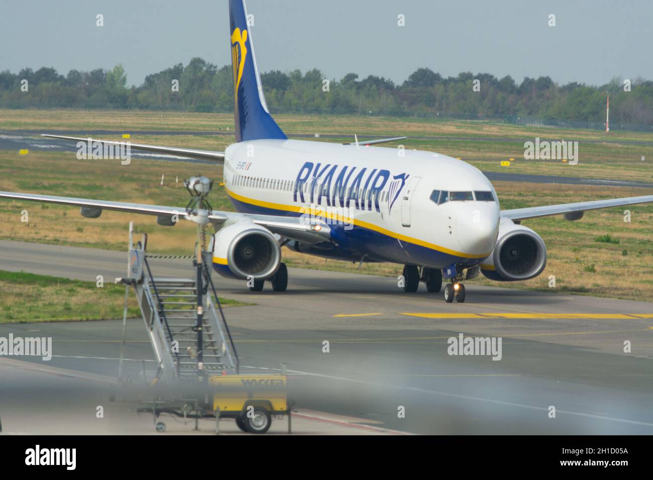 WEEZE, NRW, GERMANIA - 11 SETTEMBRE 2018: Aereo della compagnia aerea Ryanair sulla pista di Weeze aeroporto. Foto Stock