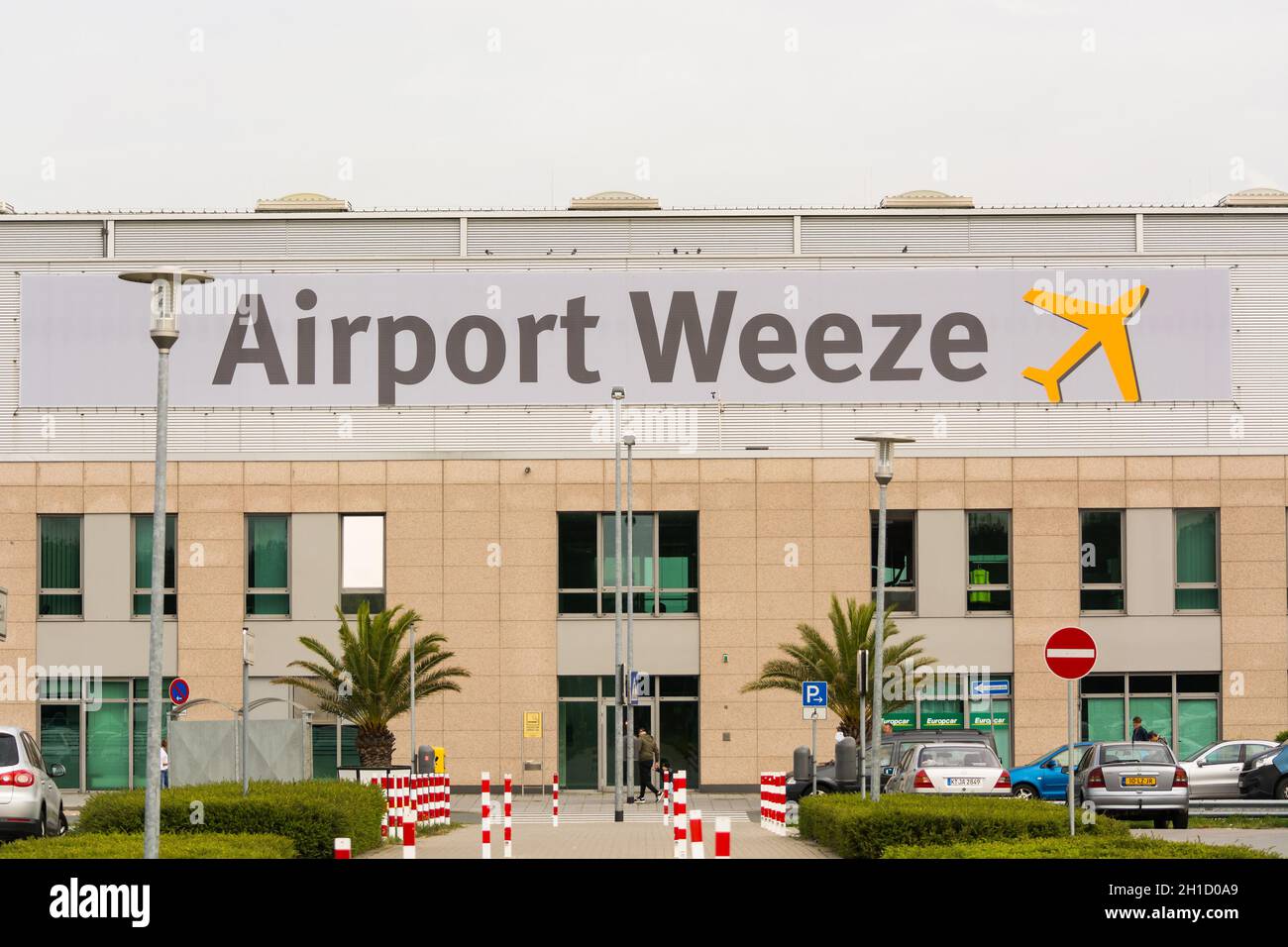 WEEZE, NRW, GERMANIA - 10 SETTEMBRE 2018: Area d'ingresso dell'aeroporto regionale Weeze fotografata dal parcheggio Foto Stock