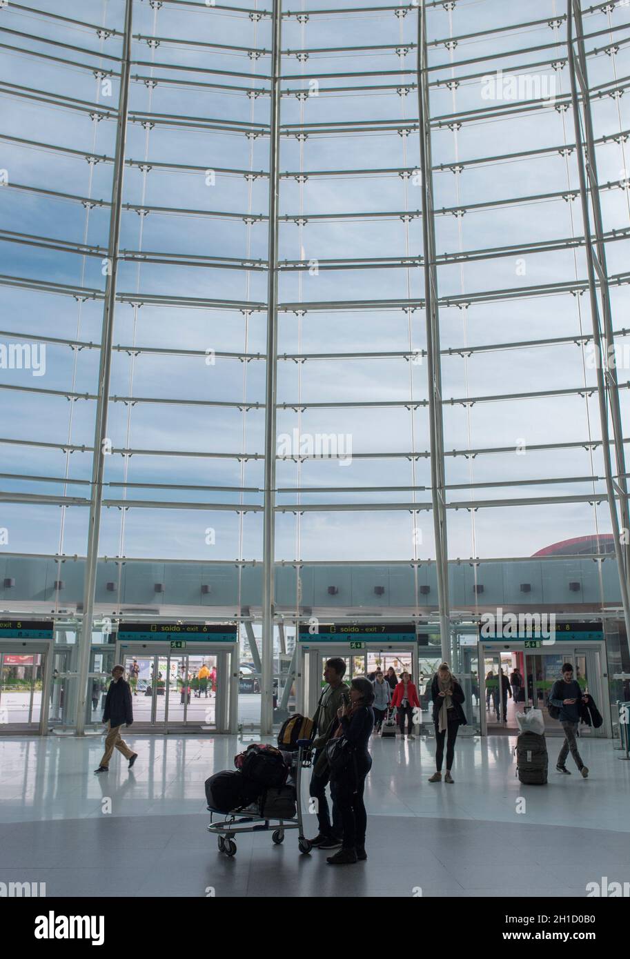 Lisbona, Portogallo - Feb 6th, 2020: Aeroporto Internazionale Di Lisbona Humberto Delgado, Lisbona, Portogallo. Sala d'ingresso del Terminal 1 Foto Stock